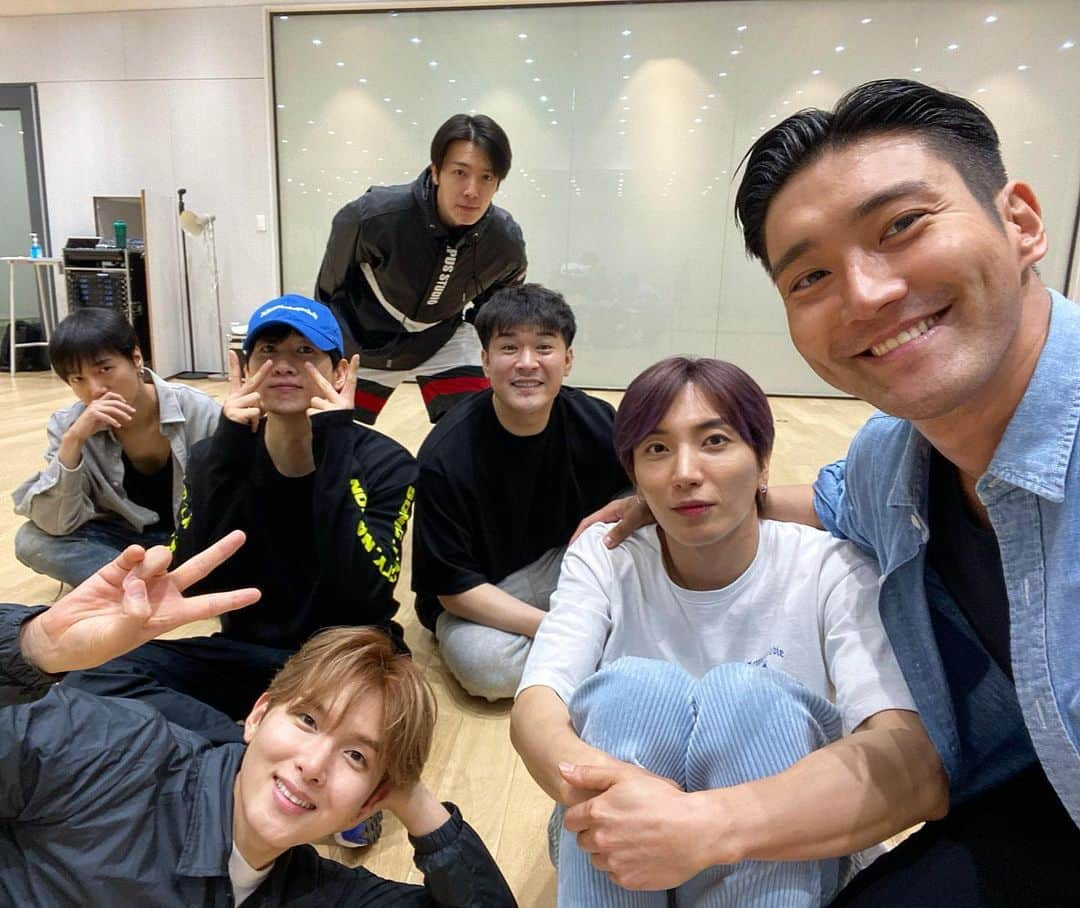 チェ・シウォン（SUPER JUNIOR）さんのインスタグラム写真 - (チェ・シウォン（SUPER JUNIOR）Instagram)「💙 @superjunior @smtown」5月23日 17時51分 - siwonchoi