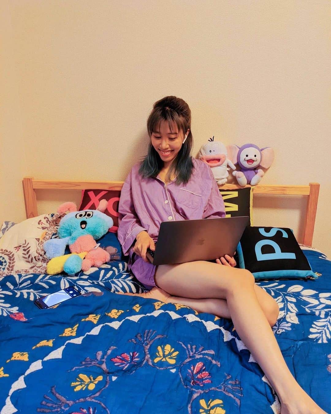 草野絵美のインスタグラム：「みんな、元気？まだこどもが休校中なので、育児と勉強と仕事と家事に追われながら死にかけてたけど、自分へのご褒美にMacBook pro新調した! (子どもとゲームばっかりしてしまってるが笑 ）まぁ少しは生産性あがったかな👩‍💻 sleepy jonesのかわいいパジャマ着てぬいぐるみに囲まれながら気分あげるよ。少しでも、楽しむ気持ちを忘れてはいけないね🧑🏻‍🎨 . Hey, it's been almost 100 days . Are you all good?  It seems that some areas have been unlocked, but we can't not be alert yet. In the suburbs of Tokyo, there are no schools or shops open yet😂 . My quarantine tip: Surrounding yourself with your favorite things gives you a little bit of QOL. I bought a new #MacBookPro13 , so I feel bit better and productive😍 . Prop stying by: my son🧸💘 #quarentinelifein2020」