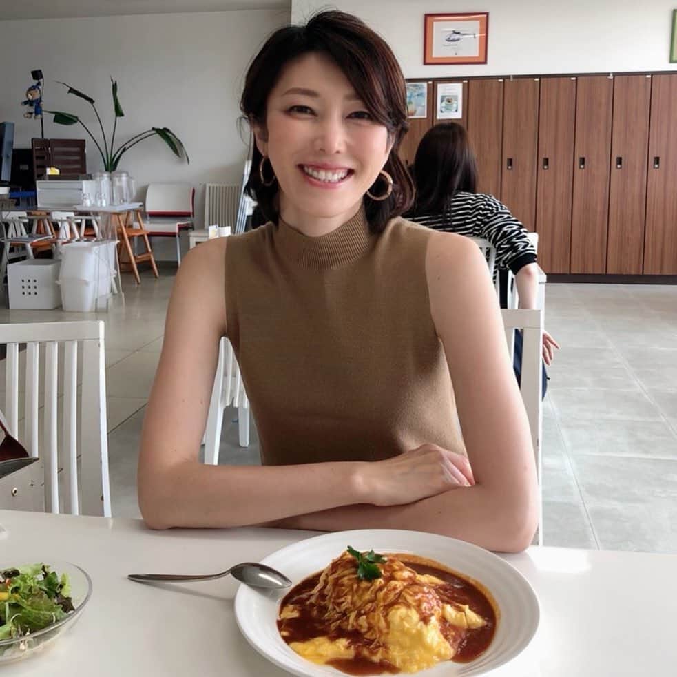 清水春名のインスタグラム：「ウォーキングスタイリスト清水春名です。 ちょっとランチへ出かけました。 なんか自分の写真を見るのが久しぶり笑。  もうすぐ緊急事態宣言解除ですね。 頑張りましょう😊」
