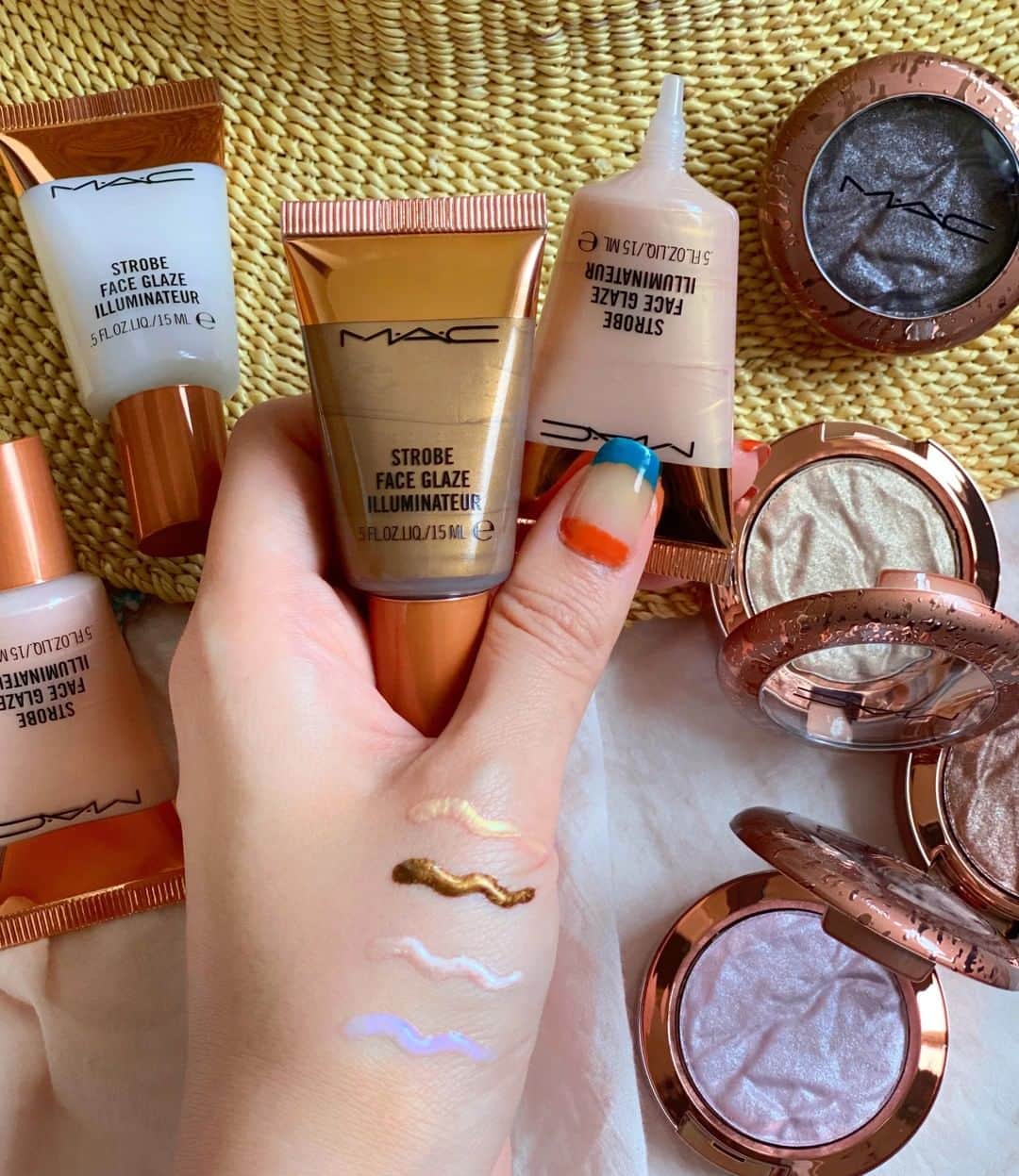 M∙A∙C Cosmetics Japanのインスタグラム：「ㅤ 夏らしい色合いが魅力的な #MACブロンジング コレクションから、肌に濡れたような輝きを与えるフェイスカラーの全色スウォッチをご紹介✨ トライしやすいミニサイズです♡ ㅤ ストロボ フェイス グレイズ カラーは、上から ☑︎マジック アワー（ゴールデンピンキーピーチ） ☑︎ブロンズジュール（ディープブロンズ） ☑︎レッツ メイク ウェーブズ（ローズシャンパーニュ） ☑︎ライク イット ライラック ザット（ラベンダー） ㅤ ※5/28 23:59まで公式オンラインショップ全品送料無料！ ㅤ #MACBronzing#MACブロンジング#MACCosmeticsJapan#MACCosmetics#MAC#MACコスメ#アイメイク#MACリップ#メイク好き#デパコス#新作コスメ#春メイク#血色感#血色メイク#抜け感メイク#抜け感#コスメ記録#コスメマニア#艶肌メイク#マックコスメ#限定コスメ#ヘルシーメイク#日焼けメイク#夏メイク#ゴールドメイク#キラキラメイク#スウォッチ#ハイライト」