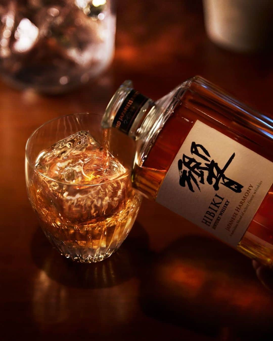 響 | SUNTORY WHISKY HIBIKIさんのインスタグラム写真 - (響 | SUNTORY WHISKY HIBIKIInstagram)「. HIBIKI TIME 澄んだ氷に滲む、琥珀の揺らぎ。 少しずつ変化する香味を愉しむ「響 JAPANESE HARMONY」のオン・ザ・ロック。 Appreciate the flickering amber whisky as it dances with the melting ice. Savor HIBIKI JAPANESE HARMONY, while the flavor gently changes.  #hibiki #響 #drinkstyle #howtodrink #響ロック#hibikiintherocks #二十四節気 #24seasons #小満 #shoman #夏 #summer」5月23日 18時00分 - suntorywhisky_hibiki