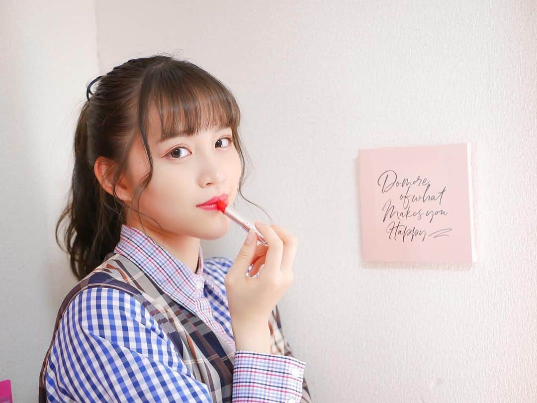 のインスタグラム：「生写真✨﻿ ﻿ ﻿ 生写真用に撮った写真です！﻿ ﻿ ピンクを使ってと言われたのでオシャレ女子っぽくお気に入りのDiorのリップで撮りました💕﻿ ﻿ リピートしてて今二本目です🤞﻿ ﻿ カメラで撮ったから画質がいいね！！﻿ ﻿ 是非生写真買ってね🤗﻿ ﻿ #おうち写真館 #セルフ生写真 #dior #春」