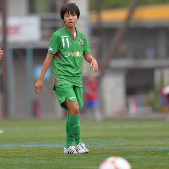 東京ヴェルディさんのインスタグラム写真 - (東京ヴェルディInstagram)「多くの日本女子代表選手が輩出してきた、日テレ・東京ヴェルディベレーザのアカデミー。メニーナ、そして2012年立ち上げのセリアス。﻿ ﻿ 所属選手のアカデミー時代を、秘蔵写真と思い出コメントで振り返る好評企画🐸！﻿ ﻿ 今回は、松田紫野選手のメニーナ時代🌱（2013〜18年）﻿ 🏆全日本女子ユースサッカー選手権大会：優勝 2回（2014、2018年）﻿ ●松田紫野選手が語る、アカデミー時代の思い出🔻﻿ 忘れ物をたくさんしたので、その分たくさん走ったり、練習がすべて走りの日もありました。そんな中でもチーム全員で一生懸命乗り切りました。﻿ 自分はベンチ横で試合中1人で声出ししたこともありました。﻿ 高校3年生の時、Gothia Cup優勝と3年間で達成できなかった全国優勝ができたことはとても嬉しかったです。﻿ ﻿ #松田紫野﻿ #日テレメニーナ﻿ #全日本女子ユースサッカー選手権大会優勝﻿ #beleza﻿ #ベレーザ #日テレベレーザ #日テレ東京ヴェルディベレーザ #東京 #tokyo﻿ #stayhome﻿ #stayathome﻿ #おうちでヴェルディ #おうちでベレーザ」5月23日 18時07分 - tokyo_verdy