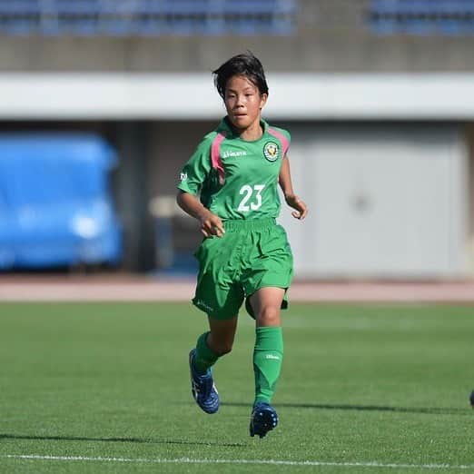 東京ヴェルディさんのインスタグラム写真 - (東京ヴェルディInstagram)「多くの日本女子代表選手が輩出してきた、日テレ・東京ヴェルディベレーザのアカデミー。メニーナ、そして2012年立ち上げのセリアス。﻿ ﻿ 所属選手のアカデミー時代を、秘蔵写真と思い出コメントで振り返る好評企画🐸！﻿ ﻿ 今回は、松田紫野選手のメニーナ時代🌱（2013〜18年）﻿ 🏆全日本女子ユースサッカー選手権大会：優勝 2回（2014、2018年）﻿ ●松田紫野選手が語る、アカデミー時代の思い出🔻﻿ 忘れ物をたくさんしたので、その分たくさん走ったり、練習がすべて走りの日もありました。そんな中でもチーム全員で一生懸命乗り切りました。﻿ 自分はベンチ横で試合中1人で声出ししたこともありました。﻿ 高校3年生の時、Gothia Cup優勝と3年間で達成できなかった全国優勝ができたことはとても嬉しかったです。﻿ ﻿ #松田紫野﻿ #日テレメニーナ﻿ #全日本女子ユースサッカー選手権大会優勝﻿ #beleza﻿ #ベレーザ #日テレベレーザ #日テレ東京ヴェルディベレーザ #東京 #tokyo﻿ #stayhome﻿ #stayathome﻿ #おうちでヴェルディ #おうちでベレーザ」5月23日 18時07分 - tokyo_verdy