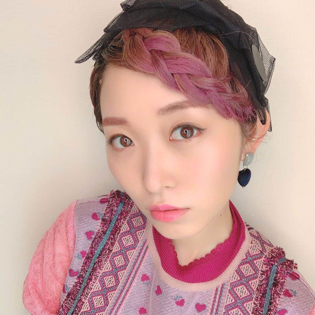 くまみきのインスタグラム：「今日の動画はリクエストの多かった最近よくやってるヘアアレンジのやり方です🥰！﻿ プリンもごまかせるし、湿気にも負けないし、ショートでもできる最強アレンジとなっております💪😙🔥﻿ ちなみにアレンジこれしかできないので私の長さでできるおすすめあったら教えてほしいです🤣🤣🤣﻿ ﻿ あっ、2枚目以降はただのもじゃとの仲良しショット🥴﻿ 顔が似てきたと思うの🥴🥴🥴(親バカ)﻿ ﻿ #ヘアアレンジ　#湿気対策 #湿気対策ヘア #プリン対策 #ヘアバンド #ヘアバンドアレンジ #ヘアターバン #ヘアターバンアレンジ　#あみこみアレンジ #ショートヘア #hairarrange #youtube﻿」