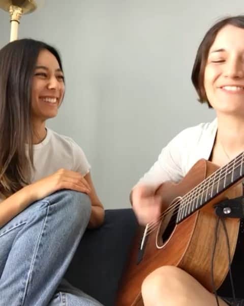 のインスタグラム：「(English below)  新曲聴いてくれたみんなありがとう✨ とっても久しぶりのリリースになっちゃったけど、気に入ってくれたら嬉しいな♡ この曲は一年以上前、まだロスに住んでる時にKatと一緒に書いた曲なんだけど、その日はちょっと落ち込んでて、Katがその気持ちを曲しようって背中を押してくれて産まれた歌。 初めて文章にして書くからちょっと難しいけど、実は何年も鬱と戦っていた。辛すぎて朝起きれない日も沢山あったし、もう全て終わらせたいと思った時もね。 でもこの数年で、しっかり自分と向き合うことができて心から自分の事を愛せるようになった。これまで優しくできなくてごめんね。って。それでも頑張ってくれてありがとうって。 みんな色々あるし、気分が上がらない日だって沢山あると思う。でもきっと誰かと話す事、誰かに共感してもらう事で少しは楽になるはず。わかるよ、一人じゃないよって。　 もっと素直にそう言う気持ちとか現状を話せる環境を作っていきたい。嘘つかなくていいよ、ダメならダメでいいんだよ。人間だもん。 他人が今なにを思って、何を背負って生きてるかなんてわからないよね。顔は笑ってても、辛すぎて心は壊れかけているかもしれない。 だからこそいつでも優しくする事を選ぼう。いつでも愛を選ぼう。あなたの一言、あなたの思いやりでその人の一日は明るくなるかもしれない、もうちょっと頑張ってみようって思えるかもしれない。すごいパワーだよね、それって♡ “You never know what someone is going through. Be kind, Always. ”  日本語下手だけど読んでくれてありがとう😅😌🙏 • I hope you all got the chance to hear our new song ‘Paralyzed’. Kat and I wrote this song together in LA over a year ago but I feel that this was the perfect time to release it into the world.  The song was born out of a ‘bad day’ that I was having. And if I’m honest, I’ve had many of these ‘bad days’ suffering from depression on and off for many years.  In the past few years, I focused on healing and finding a way to truly love myself, which I could not for a long time.  Maybe we can’t all understand exactly what people are going through but I think just talking about it, and most importantly, relating and being compassionate to each other can help a person more than you know. I just wanted you to know that you are not alone, I get it. And don’t worry, because nothing lasts forever. • I’m in a good place now, happy in my own skin. And Grateful for all the experiences that brought me here🙏✨ So much love to you, and thank you 🤍 #mentalhealth#mentalhealthawareness#mentalhealthmatters#paralyzed」