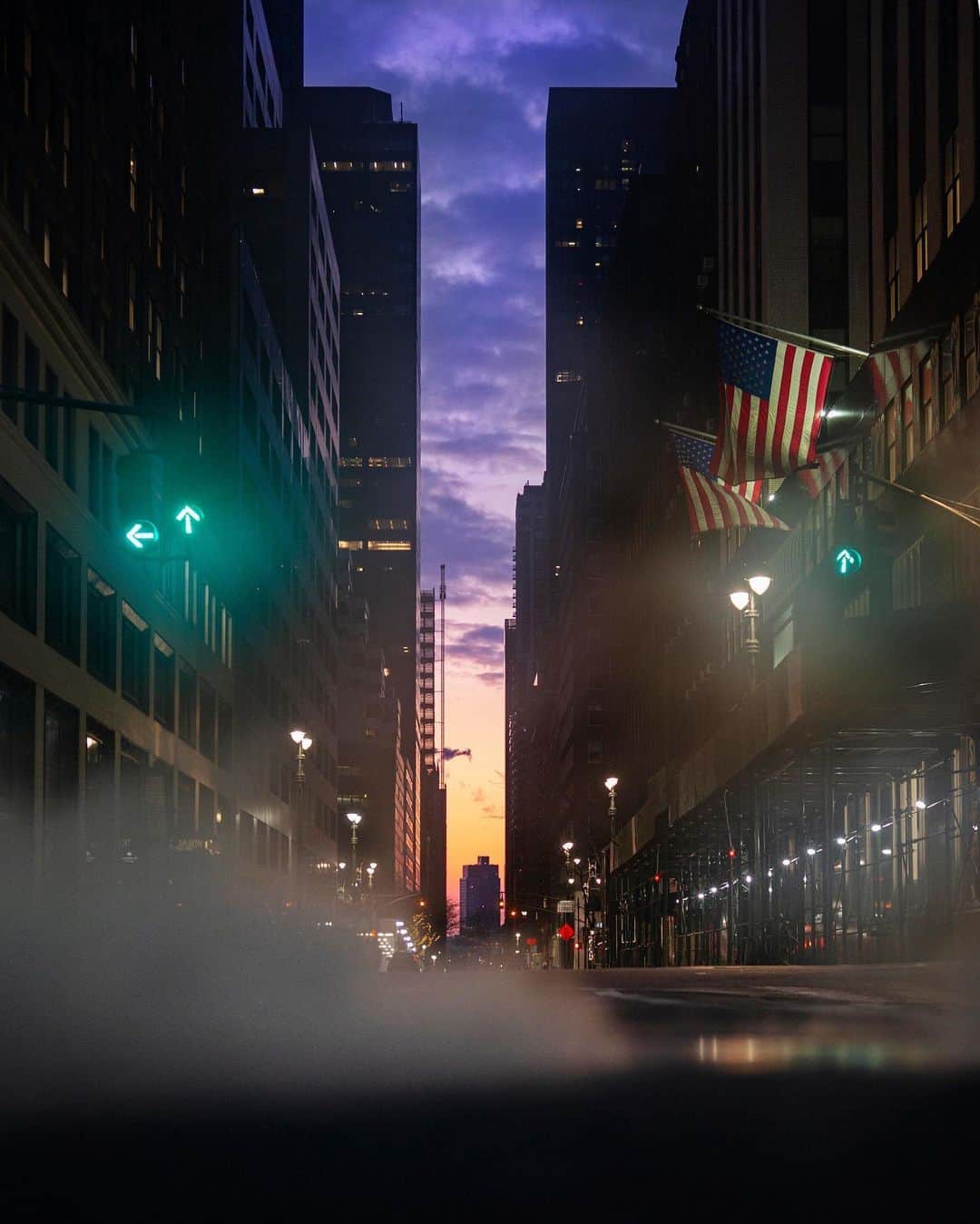 のインスタグラム：「「daybreak in NY」  寒い早朝の街を歩き、行き交う人々を写す。この街に住み、もっとこの街を写したいと思った。  2月ニューヨークで過ごした時間。あれから3ヶ月。色々なことがあり、世界は一変してしまった。  この数年、月の半分は海外や国内の様々の場所が続いていた。  自宅で過ごす時間は改めて多くのことを考える時間でもあった。 「写したい」 ただその気持ちだけはより強くなったように感じる。  11月の受賞展示のパリ、そして東京、徳島で予定している写真展。この状況が落ち着いたら国内を旅しようと思う。  行きたかった場所。会いたい人達。そしてなにを感じ、伝えたいか。とことん向き合ってみたいと思っています。  #写真 #photo #photography #ny #nyc  #ニューヨーク #daybreak #leica #ライカ #leicanyc #shumpeiohsugi #大杉隼平」