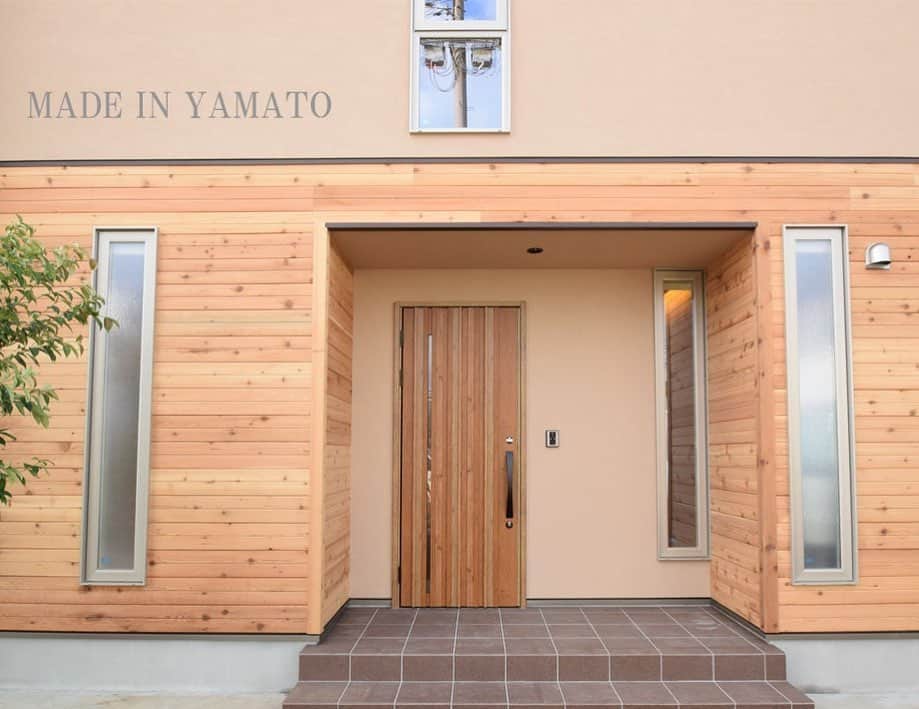 YAMATOの家さんのインスタグラム写真 - (YAMATOの家Instagram)「. 御殿場も日中は暑くなってきました。 シンボルツリーの緑も深くなってきて家の外観がさらにイイ雰囲気♪ 友達と早くBBQが家でできるようになるといいな〜♪ . MADE IN YAMATO MADE IN YAMATO . . #yamatoの家 #外観 #外観デザイン #吹き抜けリビング #ログハウス #エントランス #アプローチ #シンボルツリー #自宅 #快適な暮らし #快適 #シンプルな暮らし #マイホーム記録 #御殿場 #小山町 #設計事務所 #マイホーム #注文住宅 #デザイン #新築 #家 #インテリア #住宅 #建築 #設計士 #設計士とつくる家 #マイホーム計画中の人と繋がりたい #マイホーム計画 #無垢材 #バーベキュー」5月23日 18時14分 - yamato_house