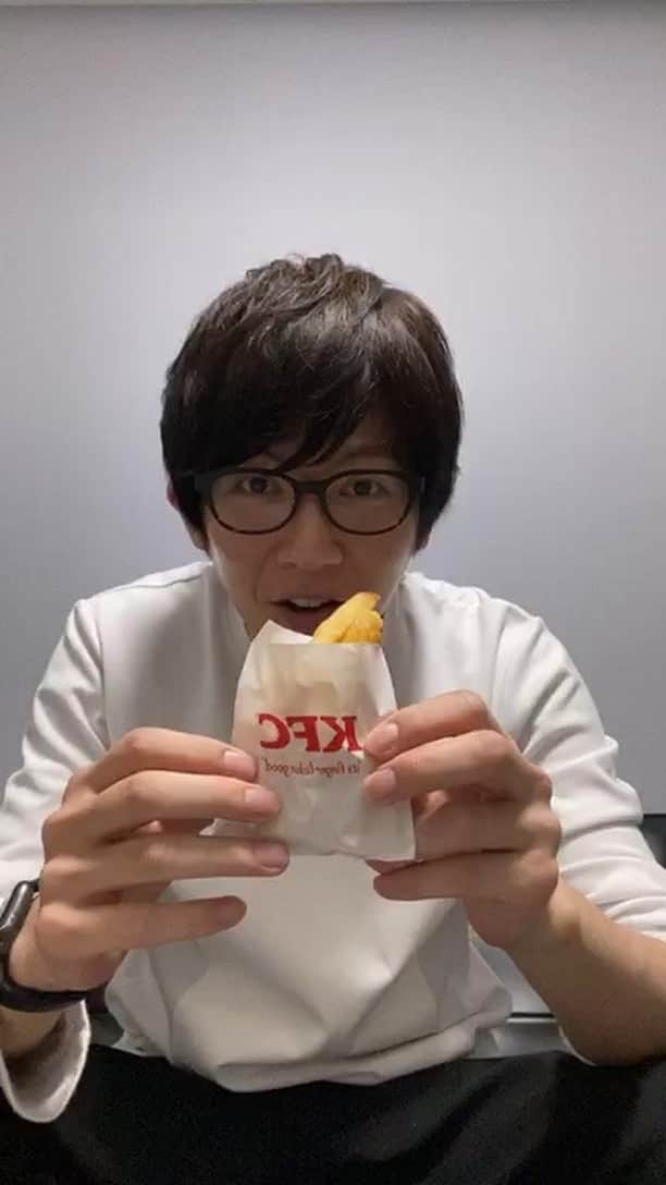 安達雅哉のインスタグラム：「ケンタッキー食べながら配信。 #kfc」