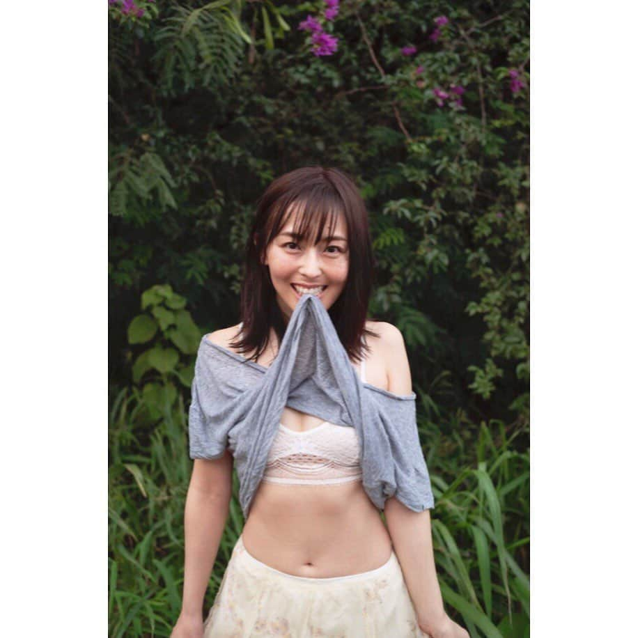 伊藤えみさんのインスタグラム写真 - (伊藤えみInstagram)「写真集「e mi ru ma」アザーカット😊🌺 #伊藤えみ #写真集 #emiruma #好評発売中 #佐藤裕之 #カメラマン #ワニブックス #水着 #グラビア #グラビアアイドル  #garota  #gravure #写真偶像 #화보 #photo #japanese #followme #follow #photobook  #大胆 #セクシー #ng解禁 #ハワイ #撮影 #hawaii  #waikiki #Honolulu」5月23日 18時17分 - itoemi1019