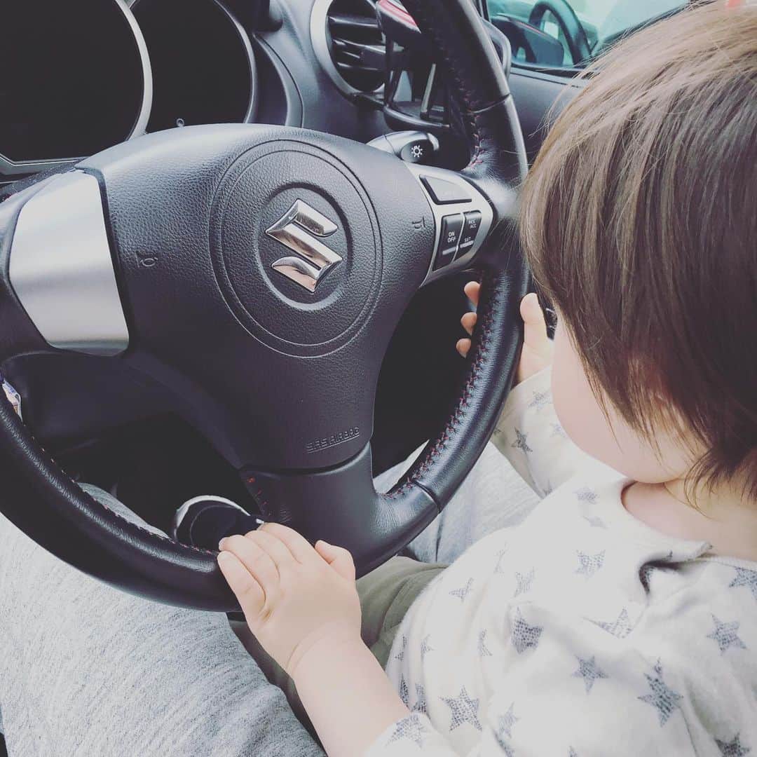 sioneのインスタグラム：「運転席乗せたら喜んでたw （ちゃんと停車中ですよー） #エスクード #tda4w」