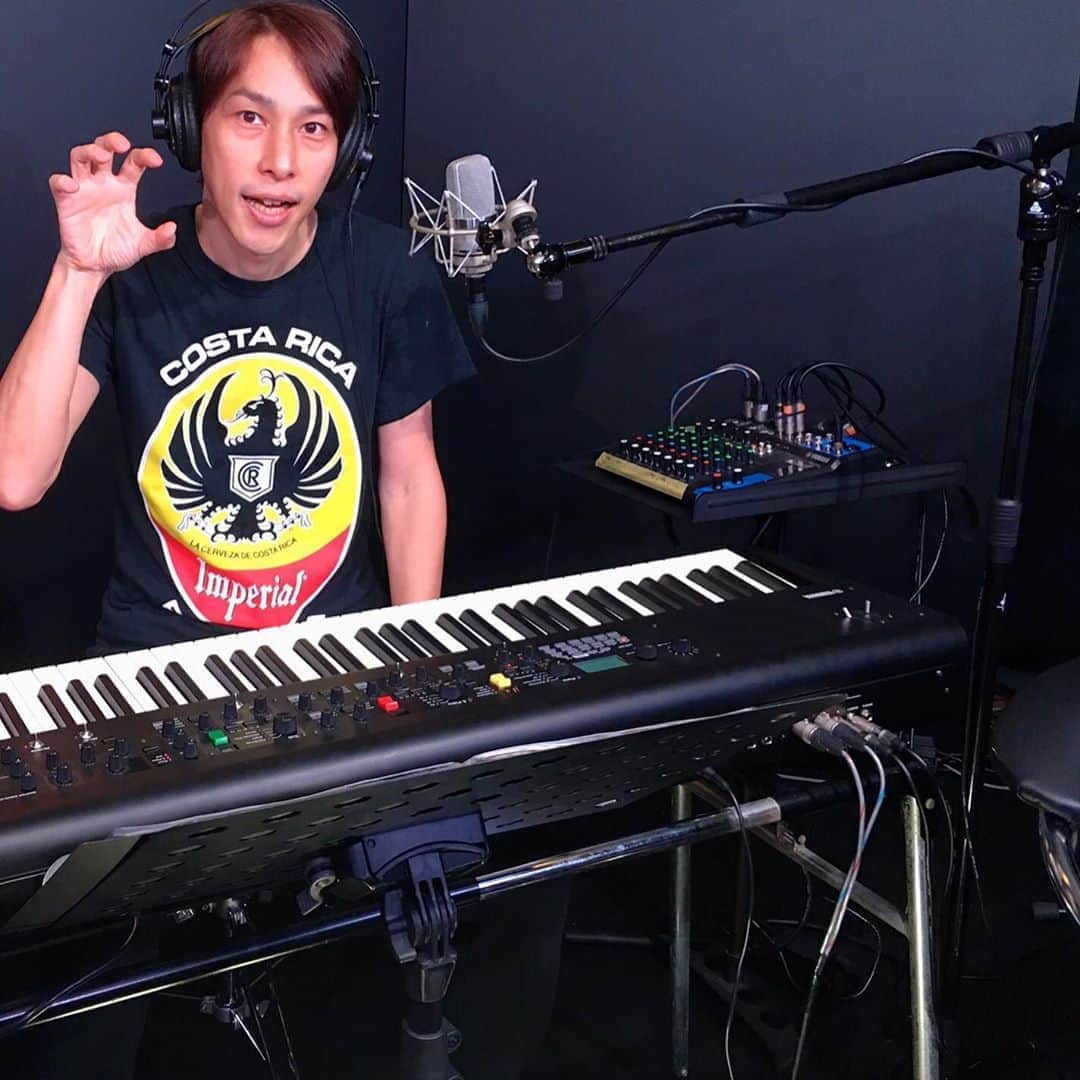 谷本貴義のインスタグラム：「今日はYamahaの最新モデルのステージピアノとちっちゃいノイマンです！ギターはOtoyaくん！いい感じ♪ メニューは ・20分くらいおしゃべり ・5分換気 ・ライブ  となっております♪  弾き語りライブ＆トーク 「Heartfield remotely」  youtu.be/atShS3WfY7o  では20時にー！」