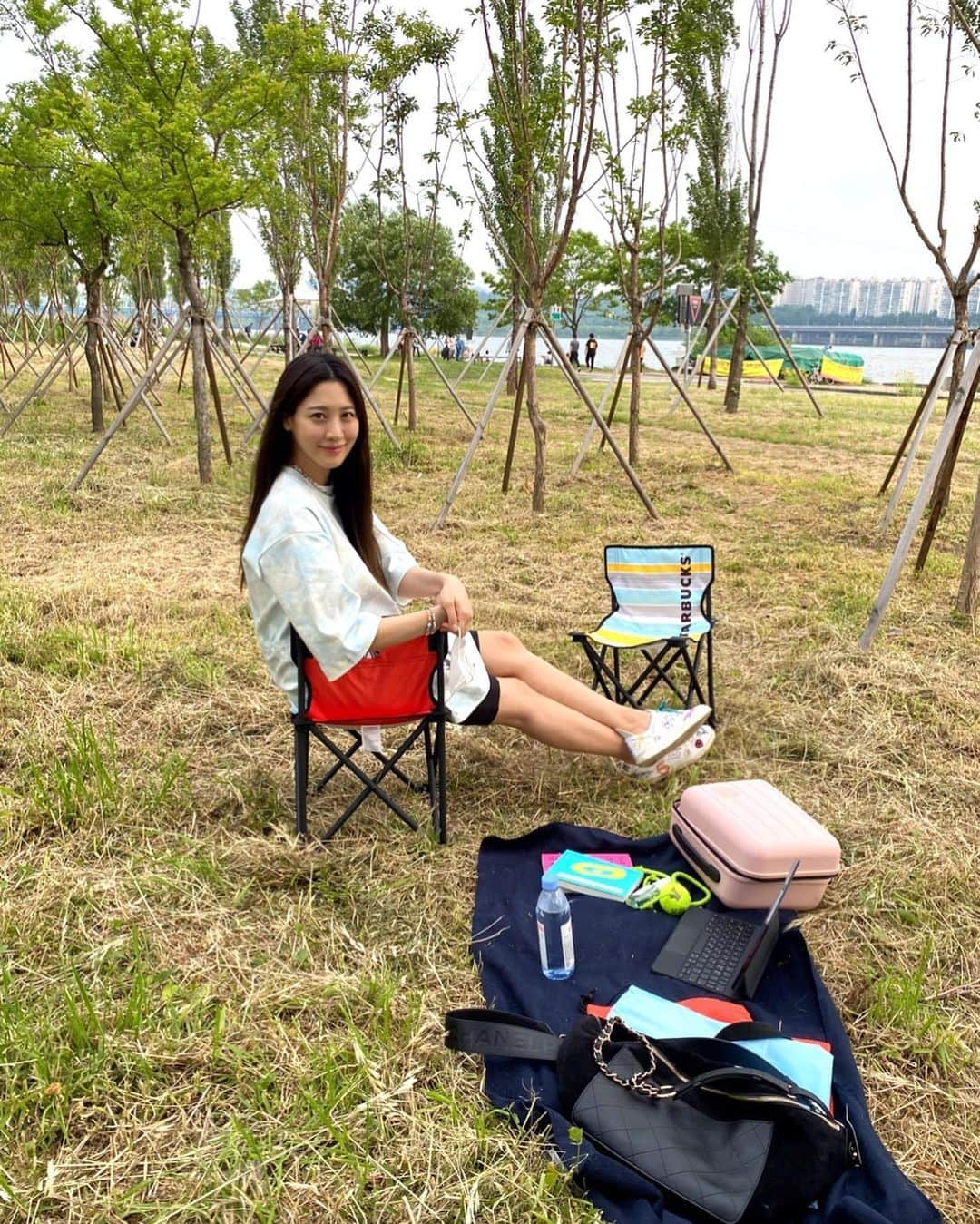 キム・スヒョンさんのインスタグラム写真 - (キム・スヒョンInstagram)「family time near han river 💛  오늘 한강 주변은 picnic 나온 사람들로 가득하네요! 저희도 서머 키트 준비해서 나왔어요. 그래도 사회적 거리두기는 필수💛 해피 패밀리 타임  #서머체어 #서머레디백 #starbucks」5月23日 18時46分 - claudiashkim