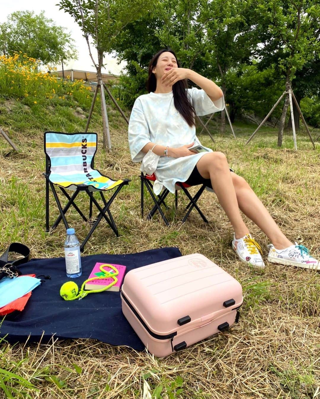 キム・スヒョンさんのインスタグラム写真 - (キム・スヒョンInstagram)「family time near han river 💛  오늘 한강 주변은 picnic 나온 사람들로 가득하네요! 저희도 서머 키트 준비해서 나왔어요. 그래도 사회적 거리두기는 필수💛 해피 패밀리 타임  #서머체어 #서머레디백 #starbucks」5月23日 18時46分 - claudiashkim