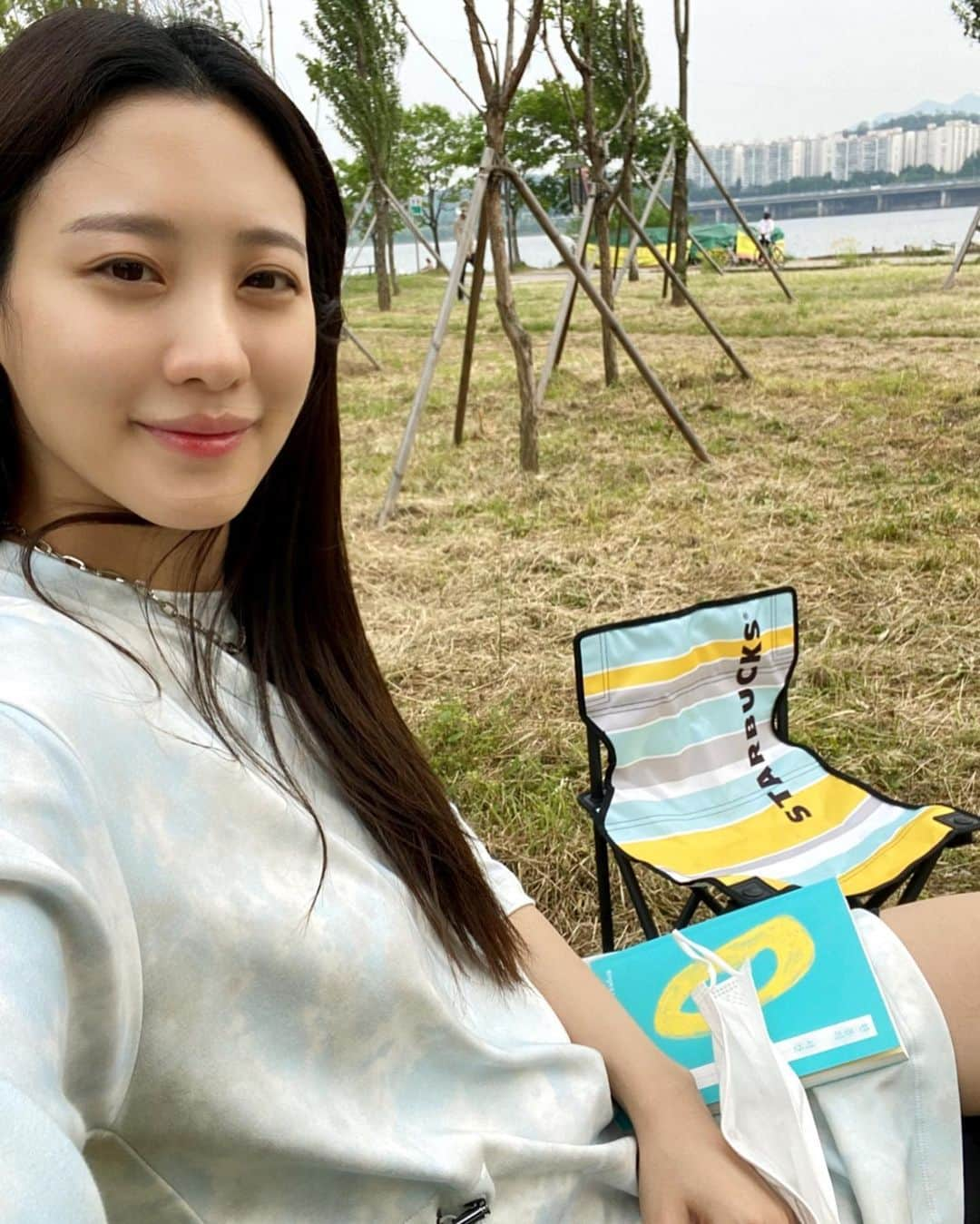 キム・スヒョンさんのインスタグラム写真 - (キム・スヒョンInstagram)「family time near han river 💛  오늘 한강 주변은 picnic 나온 사람들로 가득하네요! 저희도 서머 키트 준비해서 나왔어요. 그래도 사회적 거리두기는 필수💛 해피 패밀리 타임  #서머체어 #서머레디백 #starbucks」5月23日 18時46分 - claudiashkim