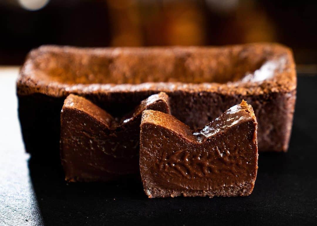 のインスタグラム：「YouTube "Chocolate Cacao" このあとすぐ！ JST 5.23 18:45〜プレミア公開（無料）！チャットで楽しみましょう∴∵ゞ(´ω`*)♪ 美味しすぎて谷に堕ちる 凹テリーヌ・ショコラ！∴∵ゞ(´ω`*)♪ Valley! Rich Terrine chocolat  YouTube  https://youtu.be/-kYqby-OZfg  #Youtube #youtuber #お菓子 #ASMR #chocolate #cocoa #チョコレート #カカオ #foodie #foodpics #instafood #dessertporn #foodporn #レシピ #スイーツ #yummy #recipe #手作りお菓子 #howtomake #おうちカフェ #テリーヌ #テリーヌショコラ #凹 #valley #terrine #terrinechocolat  #stayhomeandbake」