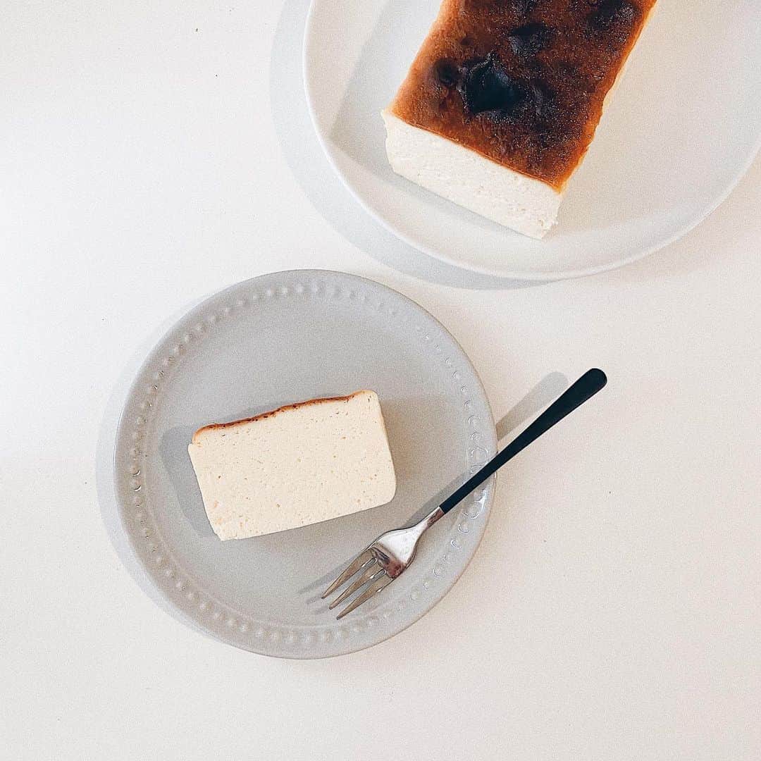 かほこ。さんのインスタグラム写真 - (かほこ。Instagram)「ㅤㅤㅤㅤㅤㅤㅤㅤㅤㅤㅤㅤㅤ ㅤㅤㅤㅤㅤㅤㅤㅤㅤㅤㅤㅤㅤ @mr.cheesecake.tokyo さんが公開してた レシピを参考にチーズケーキを作りました。 （ちょっと焦げちゃった） ㅤㅤㅤㅤㅤㅤㅤㅤㅤㅤㅤㅤㅤ トンカ豆は家にないので使ってなくて、 あとはお家にある材料だけで。 とっても濃厚でおいしかった！ いつか本物を食べてみたい🥺 ㅤㅤㅤㅤㅤㅤㅤㅤㅤㅤㅤㅤㅤ #チーズケーキ #mrcheesecake」5月23日 18時42分 - xxokohakxx
