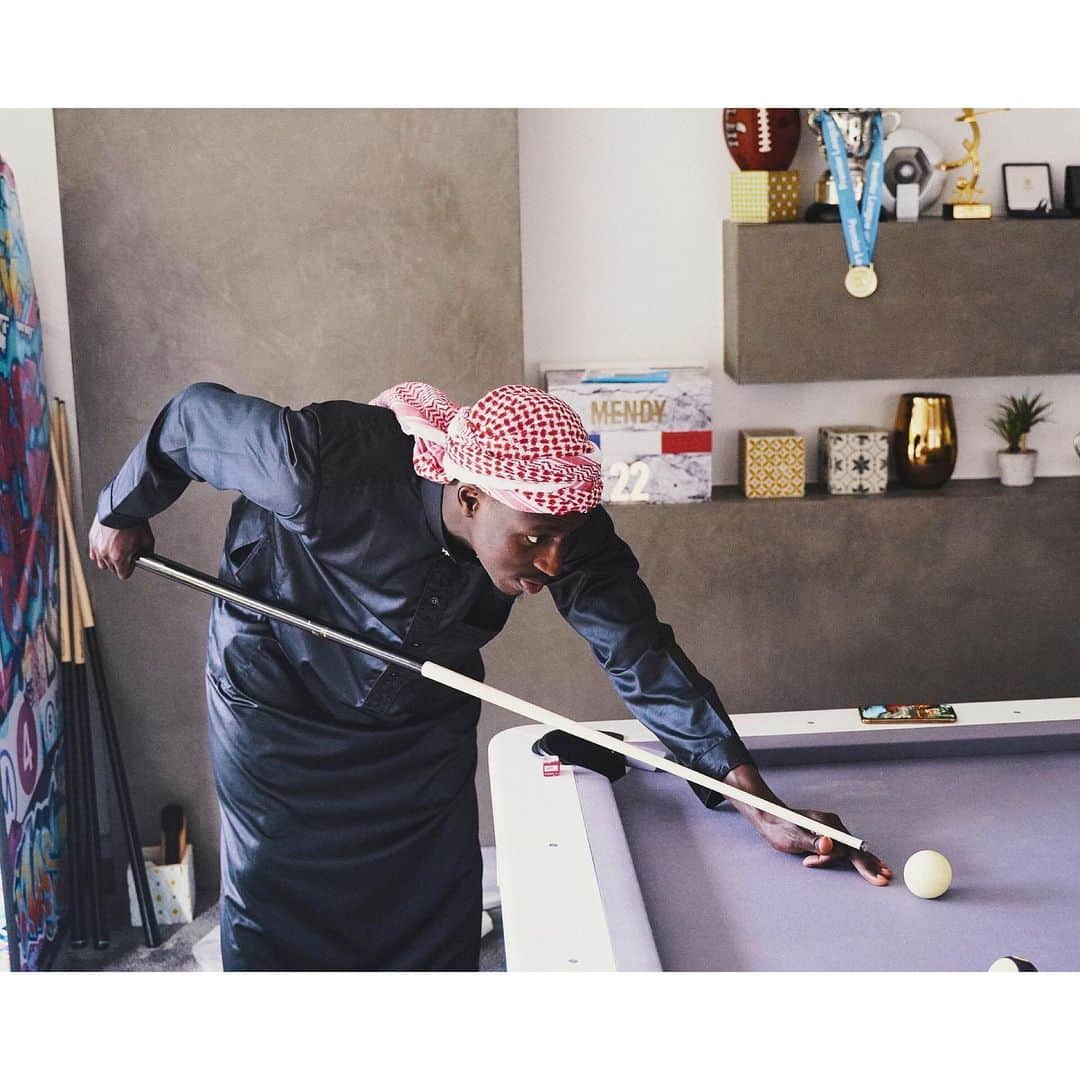バンジャマン・メンディのインスタグラム：「No chance for u when I'm dressed up like this 🎱 Trophies in the back speak for me 😂」
