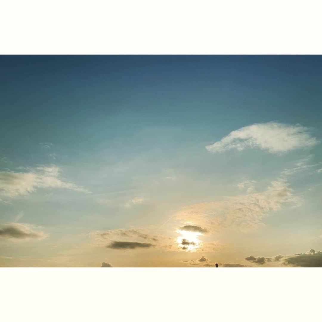 熊木杏里のインスタグラム：「夕暮れを走りました。 雲が通った　浅い夕暮れ　道をゆくのは　道を知る人  #人と時　#home」