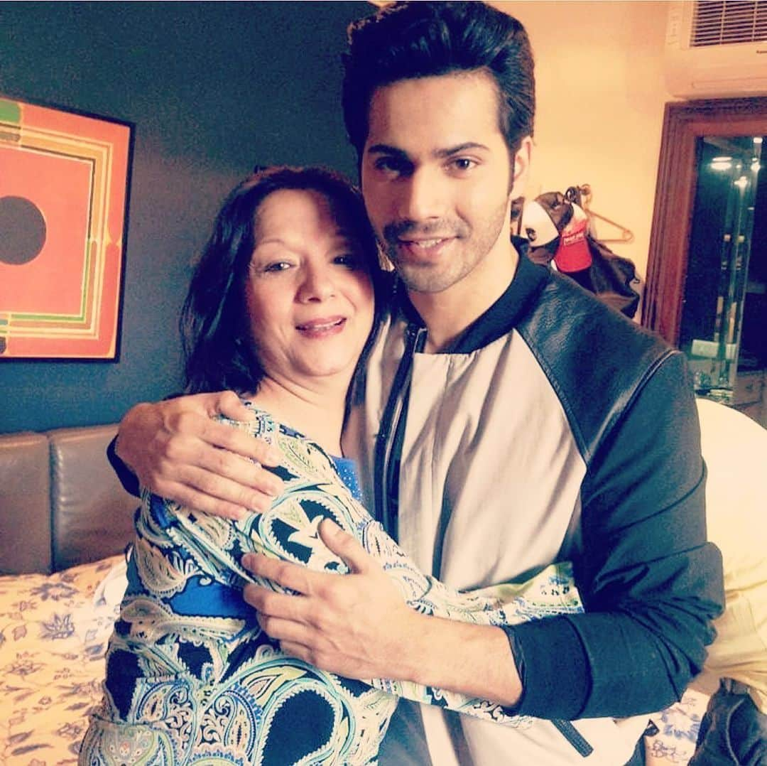 Varun Dhawanさんのインスタグラム写真 - (Varun DhawanInstagram)「Love you maa si rip ❤️ ॐ ॐ ॐ ॐ भूर् भुवः स्वः तत् सवितुर्वरेण्यं भर्गो देवस्य धीमहि धियो यो नः प्रचोदयात् ॐ ॐ भूर् भुवः स्वः तत् सवितुर्वरेण्यं भर्गो देवस्य धीमहि धियो यो नः प्रचोदयात् ॐ ॐ भूर् भुवः स्वः तत् सवितुर्वरेण्यं भर्गो देवस्य धीमहि धियो यो नः प्रचोदयात्」5月23日 18時54分 - varundvn