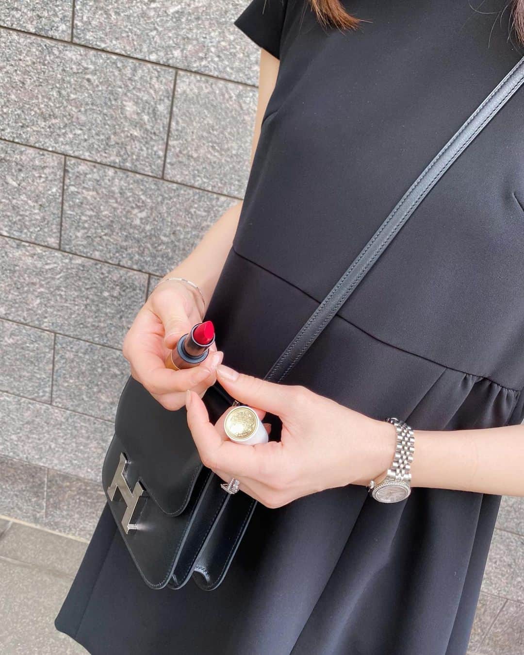 白田久子さんのインスタグラム写真 - (白田久子Instagram)「HERMESから素敵なリップ発売 #ルージュエルメス ママ友がプレゼントしてくれました🎁私のは59番 ブラックコーデにも映えるキレイなローズカラーです。香りも上品でした❤️ #エルメスビューティ #リップ #年子ママ」5月23日 18時57分 - hisako_shirata