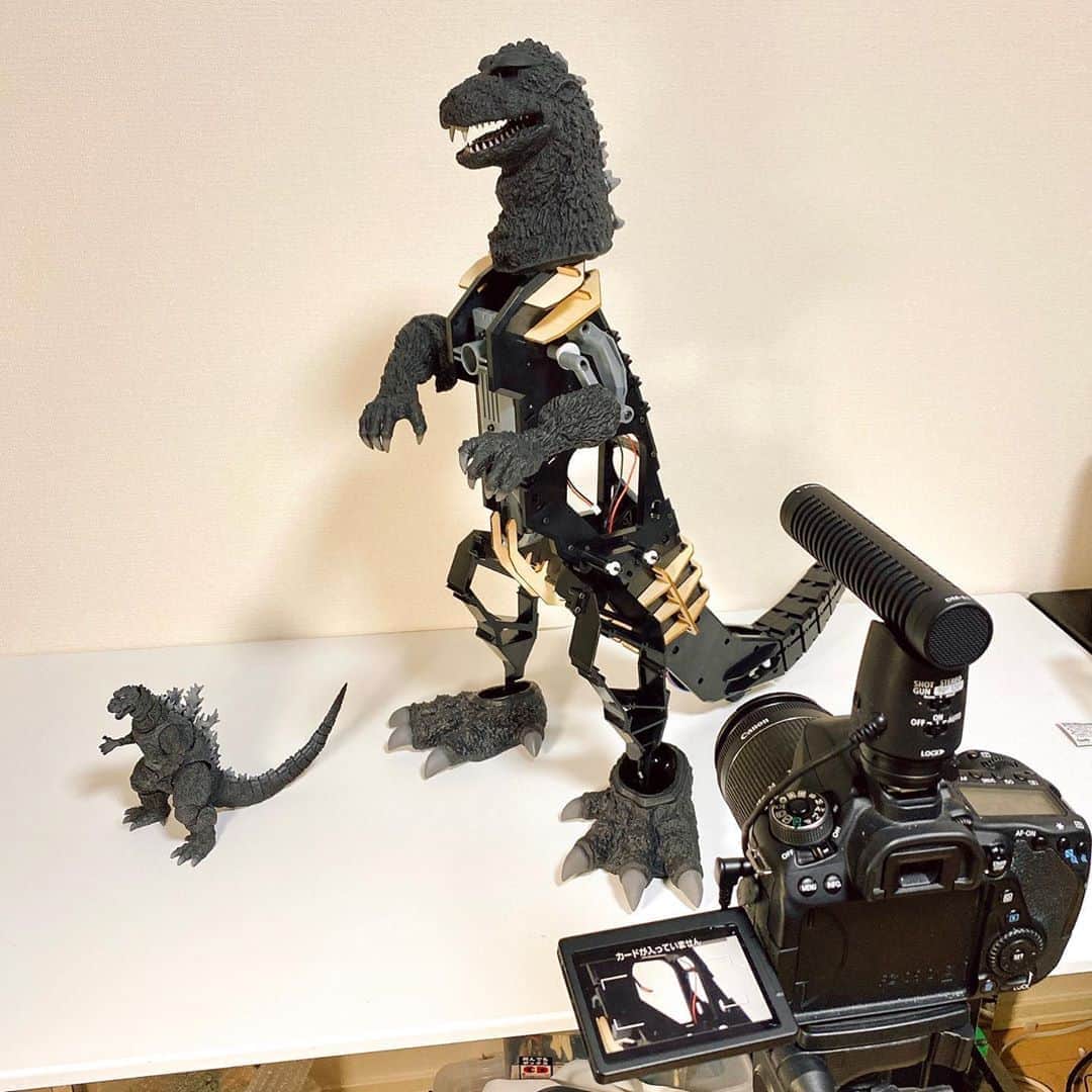 のインスタグラム：「撮影裏側 ゴジラが立った！(無理矢理 #ゴジラ #ゴジラをつくる #ゴジラを作る #godzilla #週刊ゴジラをつくる #デアゴスティーニ #初代ゴジラ #ゴジラキングオブモンスターズ  #godzillakingofthemonsters  #YouTube #ぎわちん」