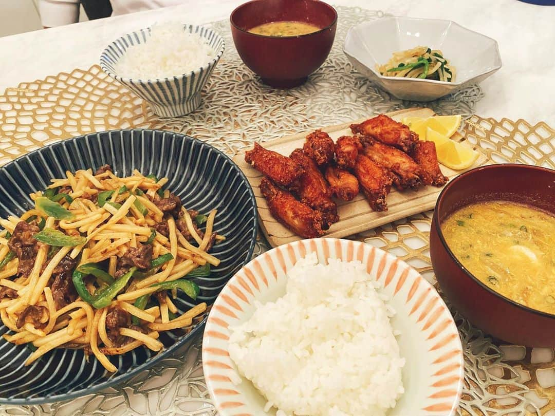 菊地亜美さんのインスタグラム写真 - (菊地亜美Instagram)「. おうちごはん🍚 ✯青椒肉絲 ✯手羽中の唐揚げ ✯ニラともやしのナムル ✯玉ねぎと卵のお味噌汁 ピーマン普段料理に全く使わないから、食べた方が良いかなと思ってチンジャオロースにしてみました🙄笑 . #あみずきっちん #夫側のご飯の位置間違えちゃった」5月23日 19時06分 - amikikuchi0905