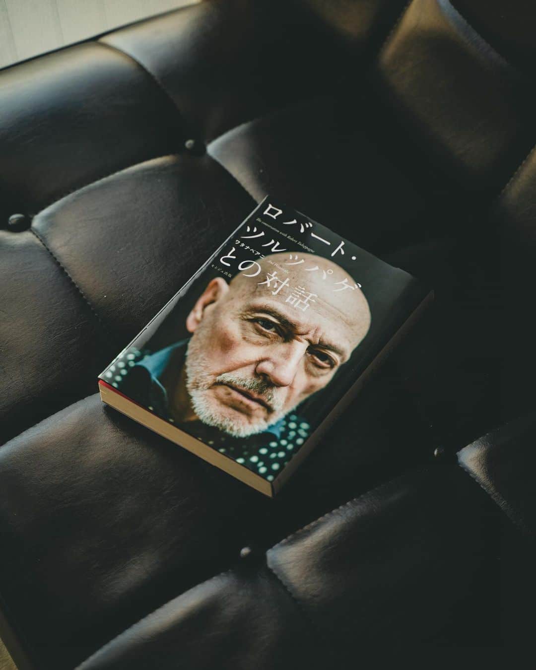 yukiのインスタグラム：「#bookcoverchallenge  ㅤㅤㅤㅤㅤㅤㅤㅤㅤㅤㅤㅤㅤ 7日目 ㅤㅤㅤㅤㅤㅤㅤㅤㅤㅤㅤㅤㅤ 最終日です。よく続きました。 最近読んだ本を選びました。 ㅤㅤㅤㅤㅤㅤㅤㅤㅤㅤㅤㅤㅤ 「ロバートツルッパゲとの対話 」 ㅤㅤㅤㅤㅤㅤㅤㅤㅤㅤㅤㅤㅤ 学びや知見を得るために読む本ではなく、むしろ「学びがあった」、や、「気づきがありました」は禁句、かな？ ㅤㅤㅤㅤㅤㅤㅤㅤㅤㅤㅤㅤㅤ ただただロバートツルッパゲと、ワタナベアニさんとの対話を真剣に楽しむといいかなと思います。 ㅤㅤㅤㅤㅤㅤㅤㅤㅤㅤㅤㅤㅤ #ロバートツルッパゲとの対話  #ワタナベアニ  ㅤㅤㅤㅤㅤㅤㅤㅤㅤㅤㅤㅤㅤ ということで、bookcoverchallenge、7日間終了です。 ㅤㅤㅤㅤㅤㅤㅤㅤㅤㅤㅤㅤ いい機会でした！ バトンはその辺に置いておくので誰か拾って下さい。」