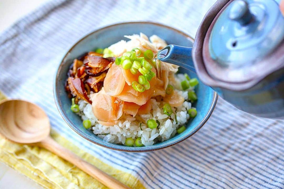 河瀬璃菜さんのインスタグラム写真 - (河瀬璃菜Instagram)「さっきの自家製ガリのアレンジレシピ③  ガリ鶏飯🥰  奄美大島の鶏飯っぽい感じ！ガリが入ると、味にアクセント出て美味しいの。  夏は冷やした出汁かけてもいいね。  レシピはスワイプ！  #lunch #dinner  #cooking #food #foodstagram #recipe #japanesefood #instagood #lunch #dinner #おうちごはん #新生姜 #自家製 #生姜 #ガリサワー#ガリ #ヘルシーメニュー #デリスタグラム #デリスタグラマー#ダイエット #インスタフード #うつわ #うつわ好き #フードコーディネーター  #自家製ガリ #生姜レシピ #簡単レシピ」5月23日 19時11分 - linasuke0508