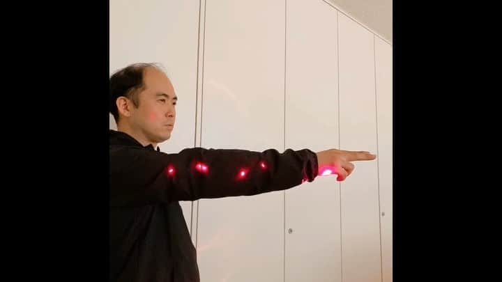 斎藤司のインスタグラム：「何のどこのシーンか分かるかな？ いやぁ、ほんとに真似しちゃダメね。 も少しだけおうちだね。  #愛の不時着 #リジョンヒョク氏 #韓国語の発音はご愛敬 #勉強途中 #レーザーポインタ #怖すぎて #目ほとんど開けてない #良い子は絶対に真似しないでね #私もこのあとレーザーポインタは廃棄します #はぁ #嫌なニュースばっかだね #本当に #言葉には良くも悪くも #すごい力があります #大切に使ってくださいね #トッケビ8話なう」