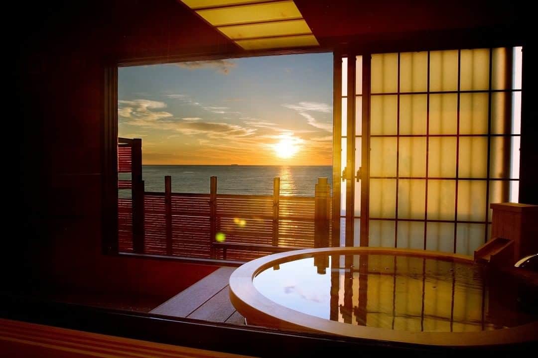 Relux | リラックスさんのインスタグラム写真 - (Relux | リラックスInstagram)「【夕日を眺めながら過ごす特別な1日】 . 📍粋松亭 / 静岡県  窓から流れる海風と、時を癒す波の音。 西伊豆のロケーションを最大限に活かした空間から、朝夕に変化する美しい海を眺めてください。  ご夕食は駿河の海からの新鮮な海の幸と、伊豆ならではの山の幸をつかった繊細な味。旬の味覚を心ゆくまで味わってみませんか。 . #粋松亭 #静岡県 #静岡旅行 #伊豆旅行 #伊豆観光 #土肥温泉 #露天風呂付き客室 #おうち時間 #おうちで旅行気分  #国内旅行 #週末旅 #週末旅行 #大人の休日 #記念日旅行 #誕生日旅行 #温泉旅行 #旅館 #温泉旅館 #ホテル #ラグジュアリーホテル #リゾート #リゾートホテル #旅スタグラム #旅行好きな人と繋がりたい #unknownjapan #japantravelphoto」5月23日 19時30分 - relux_jp