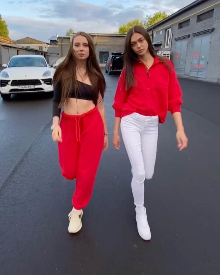Zhenya Katavaのインスタグラム：「Мы тоже в тренде с @juliagodunova .  Топ белорусская коллаборация 🇧🇾❤️」
