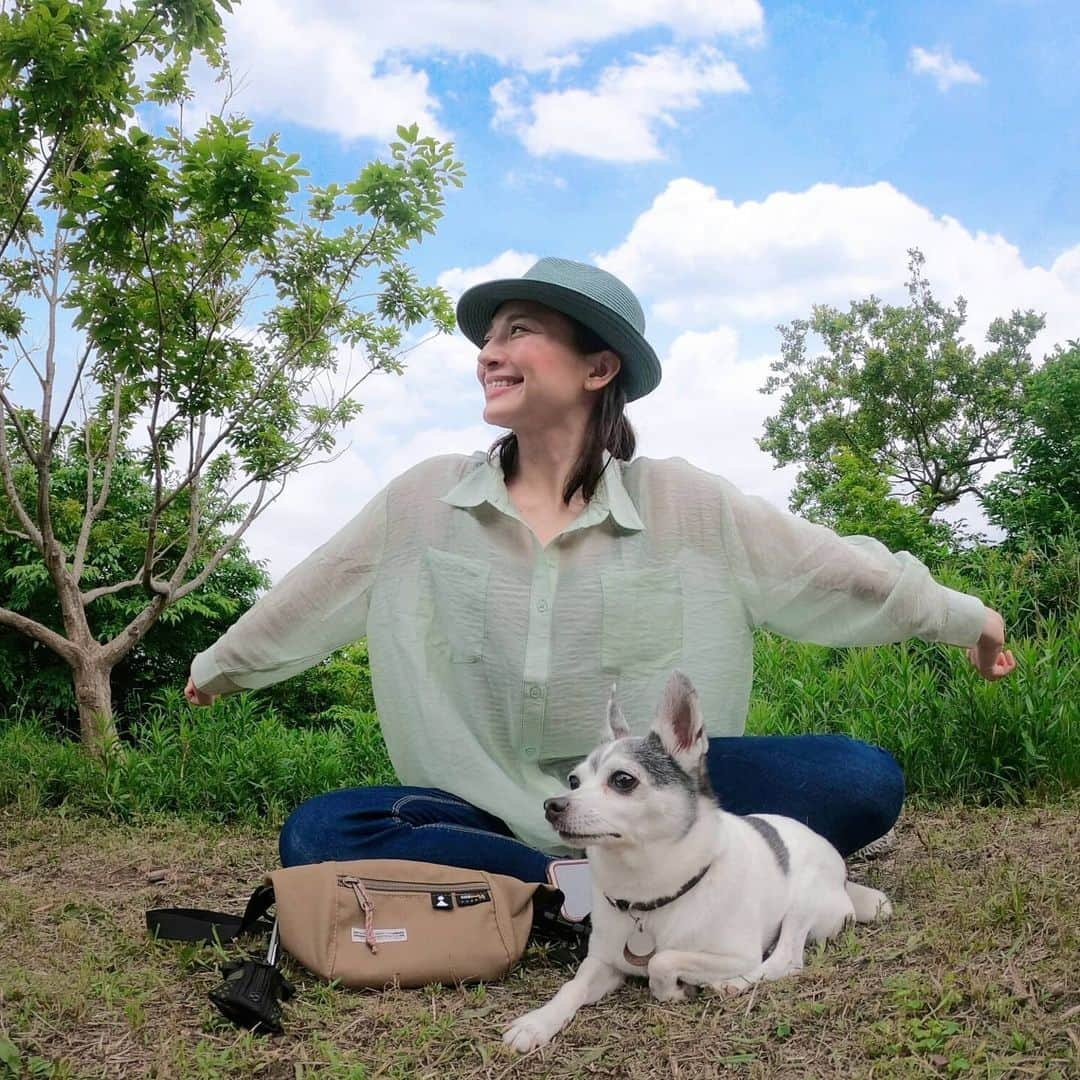 芳美リンさんのインスタグラム写真 - (芳美リンInstagram)「﻿ お散歩コーデ🐶﻿ ﻿ 斜めがけしても💮ウエストポーチとしても💮﻿ な、@aplysia.camp　のバック！ ﻿ 手ぶらでになれるので、抱っこちゃんのトイのお散歩に最適！（笑）﻿ 旅行でも、使いやすそう！﻿ ﻿ お散歩用の袋ケースがめちゃくちゃ使いやすい！﻿ お散歩バックの中の、﻿ ビニール袋ちらかりがちなので。（笑）﻿ ﻿ ﻿ ﻿ 帽子は、﻿ @nakota_official ﻿ @pal_proseverse_official のシアーシャツと色味を合わせてみました。﻿ ﻿ 両方好きな色味♥﻿ ﻿ #お散歩#お散歩コーデ﻿ #ハイキング#山ガール #アウトドア女子#アウトドア #犬のいる暮らし#シアーシャツ#ootd#懸賞生活#カジュアルコーデ」5月23日 19時30分 - lynn.lynn5