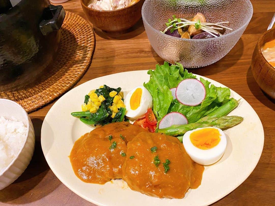 近藤千尋のインスタグラム：「煮込みハンバーグでした✨ 長女もおっきいサイズだったのに 完食してくれて嬉しい🥰👏 きのこと玉ねぎをじっくり炒めて ソースと合わせてブレンダーで混ぜました❤️ 椎茸と茄子の煮浸しとなんでも入れた豚汁さんです🍚」