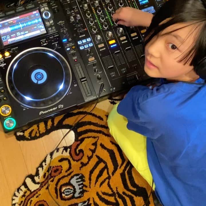 DJ DARUMAのインスタグラム：「👧🏻興味はあるみたい」