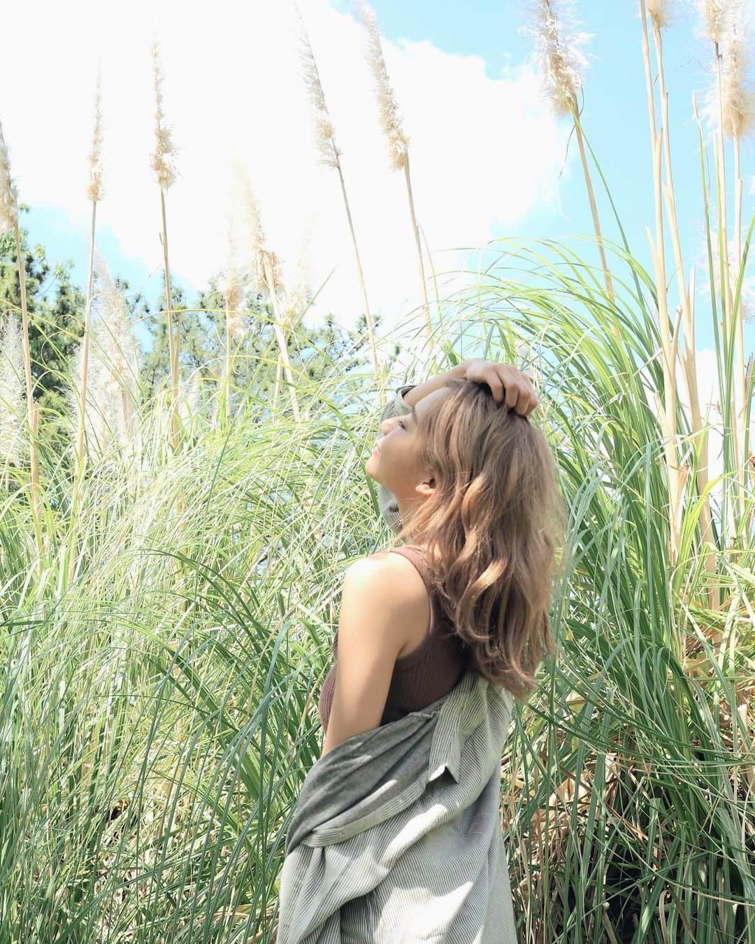 近藤美月さんのインスタグラム写真 - (近藤美月Instagram)「﻿ ﻿ ﻿ colour change 💇‍♀️🧡﻿ ﻿ ﻿ ﻿ 10cmくらいバッサリ切っちゃって﻿ 思いっきり夏カラーに🐠♡﻿ ﻿ ﻿ ﻿ 実は人生で初めてブリーチしたよ🦋﻿ 普段から髪のケアには﻿ 気をつかうようにしているので﻿ 思ったよりダメージなくて安心☝️💋﻿ ﻿ ﻿ ﻿ 今日からもしっかり﻿ お手入れに時間かけます🕑✨﻿ ﻿ ﻿ ﻿ ﻿ 今日も太陽いっぱい浴びて、﻿ のんびりできて、﻿ 気持ちいい１日なのでした ☺︎🌱﻿ ﻿ ﻿ わたしは動物占いコアラやから、﻿ のんびり自然の中に溶け込める時間が ほんまに幸せやねん🐨🧡﻿ ﻿ ﻿ ﻿ ﻿ ﻿ ﻿ ﻿ ﻿ ﻿ ﻿ ﻿ ﻿ ﻿ ﻿ #サロンモデル#関西サロンモデル#フリーモデル#関西フリーモデル#ポートレートしま専科#サロモ#関西サロモ#写真好きな人と繋がりたい#撮影依頼募集中#ヘアメイク#おしゃれさんと繋がりたい#フォロバ返し#夏コーデ#キャミコーデ#ホワイトコーデ#ミルクティベージュカラー#ビッグシルエット#外ハネミディアム#ブラウンコーデ#ダイエット方法#ダイエットメニュー#スタイル維持#旅行好きな人と繋がりたい#夏カラー2020#サーフスタイル#美容好きな人と繋がりたい#長居植物園#夏の風景#カメラのある生活#肌ケア」5月23日 19時26分 - miittsuk