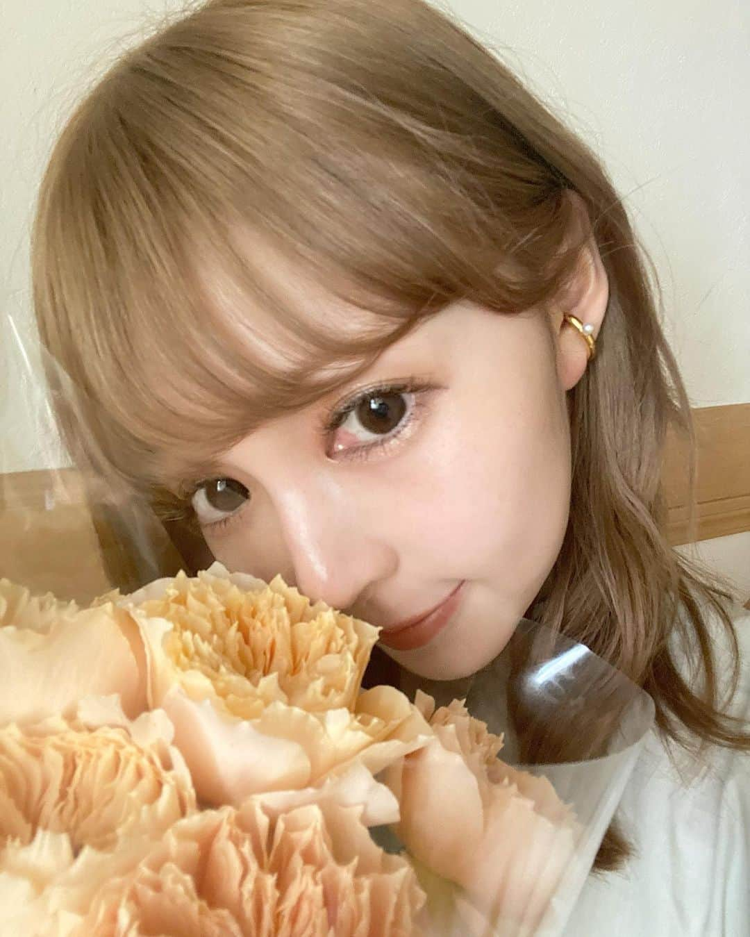 ムサシさんのインスタグラム写真 - (ムサシInstagram)「. 昨日、5/22で25歳になりました🎂﻿ ﻿ 何歳になっても祝われるのは嬉しい🥰﻿ メッセージも沢山ありがとうございます﻿ ﻿ 24歳は店舗の立ち上げもあって﻿ たくさんの出会いがあり、﻿ 本当に楽しくて充実していました﻿ ﻿ この感謝の気持ちを忘れずに﻿ さらにパワーアップしていきたいです﻿ ﻿ こんなわたしですが﻿ これからもよろしくお願いします👶🏼🤍﻿」5月23日 19時27分 - ___musashi.___