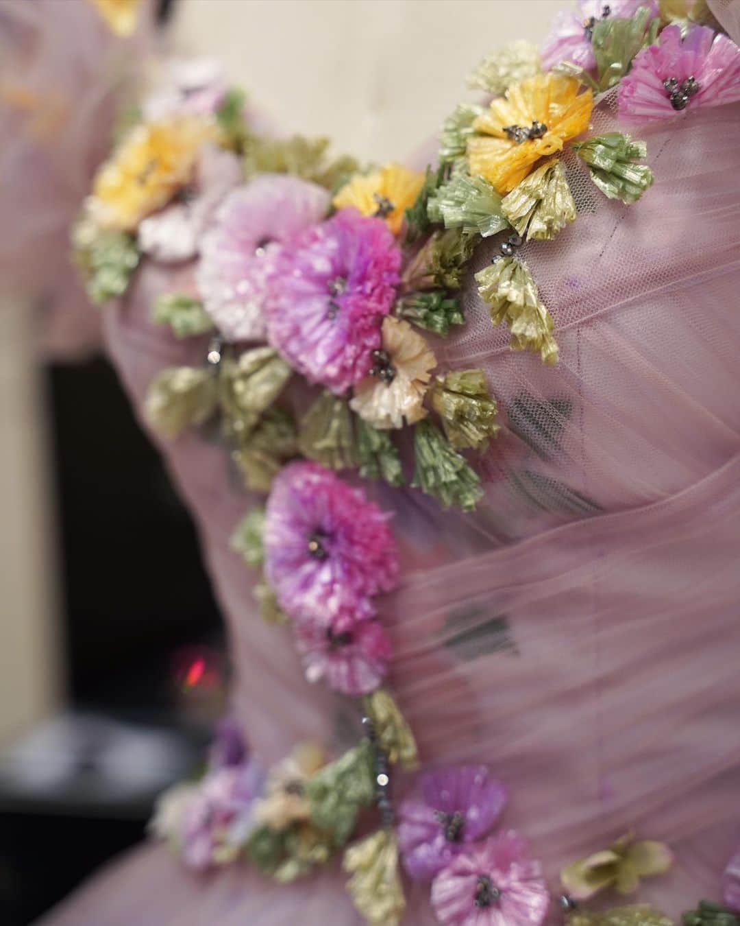 yumikatsuraのインスタグラム：「*﻿﻿﻿﻿﻿﻿﻿ 55th Yumi Katsura Grand Collection in Tokyo﻿﻿﻿ /フィッティング﻿ Fitting﻿﻿ ﻿﻿﻿ ﻿﻿ 半年から1年という時間と手間をかけてつくり上げるドレスには、愛と夢をぎっしり詰めて。﻿﻿﻿ ﻿﻿﻿ 「素材は世界最高のもの」にこだわるユミカツラ。﻿﻿ 最高の花嫁になるには、極上のものを身にまとうことが必須。﻿﻿ カットワークや刺繍、プリーツなど細部にわたる繊細なテクニックは、花嫁さまのスタイルアップ効果を生み、最も美しい姿がゲストの心に残ります💍﻿﻿ ﻿間近で見ても感動を呼び、遠目からも花嫁の存在感をアピール♡﻿ ﻿ お客様の夢を叶えるため、常に新しい素材の追求にもチャレンジしています。﻿﻿﻿ ﻿﻿﻿ ﻿——-﻿﻿﻿ 桂由美密着ドキュメンタリー、沢山の反響ありがとうございました💐﻿﻿﻿﻿ 再放送が決定致しましたので、見逃してしまった方も、ぜひご覧ください✨﻿﻿﻿﻿ ﻿﻿﻿﻿ ■番組名／NHKBS1「桂由美　幸せを呼ぶ　”純白”　のドレス」（5月16日放送済み）﻿ ﻿﻿﻿﻿ ■再放送日時／再放送5月24日（日）の21時～　（NHKBS1　２K）﻿﻿﻿﻿ ／再々放送5月31日（日）11時～　（NHKBS1　２K）﻿ ﻿﻿﻿﻿ 【NHKワールドプレミアム】﻿﻿﻿﻿ ■放送日時／６月２１日（日）　２５：２０～（６月２２日　１：２０～）﻿﻿﻿﻿ ﻿﻿﻿﻿﻿ ﻿ 「ブライダル」――55年前、日本に初めてこの言葉を普及させ、当時和装中心だった婚礼衣装に、女性たちの憧れであったウェディングドレスを浸透させていった桂由美。ブライダル人生一筋、創作活動55年記念イベントとなる国内88回目のグランドコレクション開催までの日常を半年間にわたり追い続けた初のドキュメンタリー番組。今もなお、「まだ道半ば」と語る桂由美の思いとは何なのか・・・また、桂を支えるユミカツラクリエイティブチーム面々のインタビューシーンや初のアトリエ公開シーンなど、乞うご期待です。﻿﻿﻿﻿﻿ ﻿﻿﻿﻿ ﻿ ————————-﻿﻿﻿﻿﻿ ﻿﻿﻿﻿ Yumi Katskra Brilliant White Debut﻿﻿﻿﻿﻿ 純粋、清純、神聖、希望、心機一転など白色が持つ様々なイメージを、誕生から始まり七五三、成人式、起業式、そして人生のハイライトともいうべき結婚式を—そしてその後に続くウエディングアニバーサリーとして15年目、30年目、55年目の大切な節目、節目の装いを、すべて色々をモチーフをデザインし披露。﻿﻿﻿﻿﻿ ﻿﻿﻿﻿﻿ ﻿﻿ ————————-﻿﻿﻿﻿﻿ ﻿#stayhome #おうち時間 #おうち時間を楽しもう #おうちじかん #プレ花嫁準備 #プレ花嫁2020 #プレ花嫁応援 ﻿#yumikatsura #ユミカツラ #桂由美﻿﻿ #ウェディングドレス #ウエディングドレス #カラードレス #運命のドレス #運命の一着 #ユミブライズ﻿﻿﻿﻿﻿ #YumiBrides﻿#wedding #happywedding﻿﻿ #ウェディングニュース﻿﻿ #プレ花嫁 #全国のプレ花嫁さんと繋がりたい﻿﻿ #オーダードレス #オーダードレスショップ #couture #couturedress #weddingdress #weddinggown #luxurywedding #backstage」