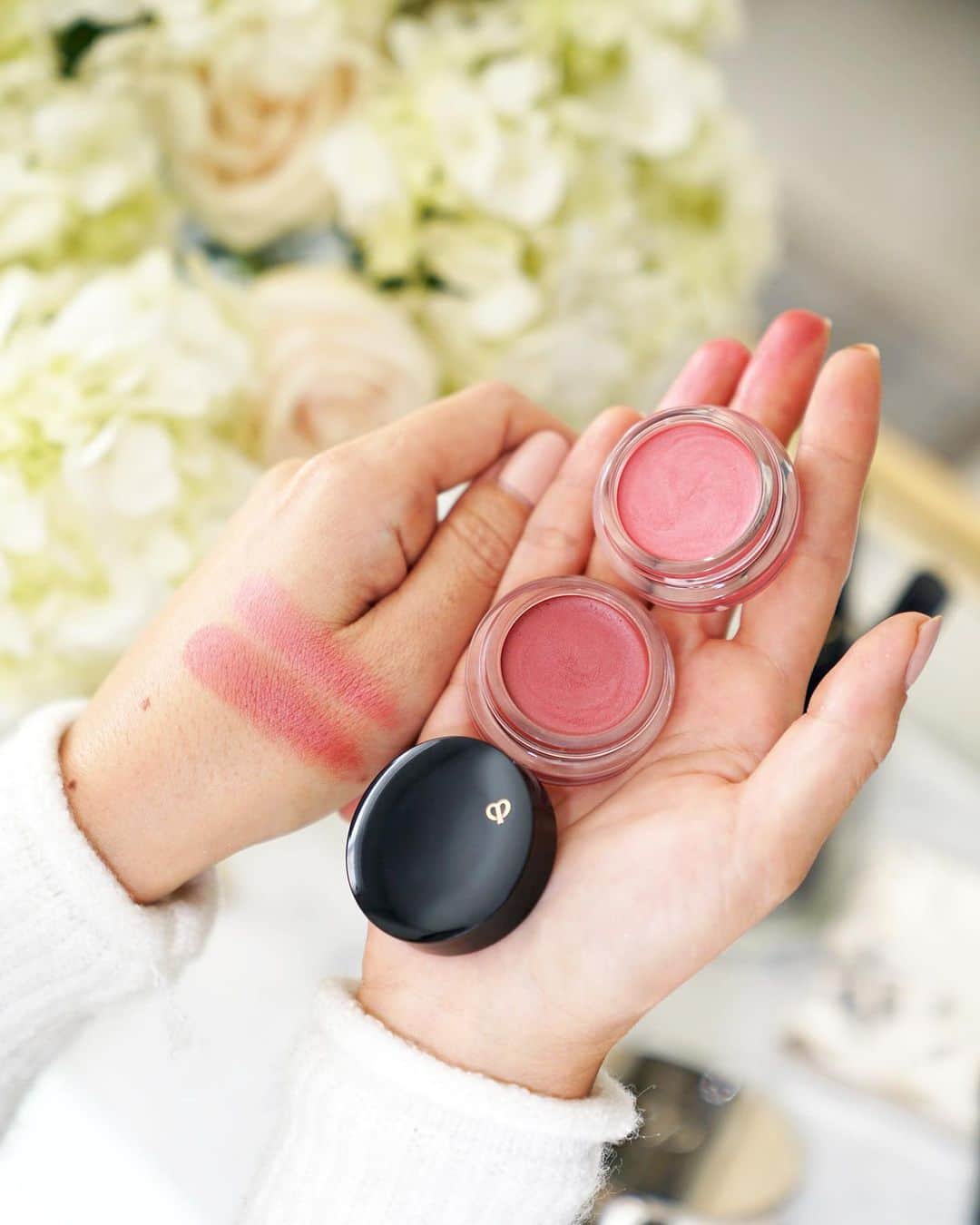 Clé de Peau Beauté Officialさんのインスタグラム写真 - (Clé de Peau Beauté OfficialInstagram)「The soft smooth texture of the #CreamBlush spreads easily, delivering a smooth look to cheeks for beautiful translucent color. Photo by: @beautylookbook.」5月23日 19時33分 - cledepeaubeaute