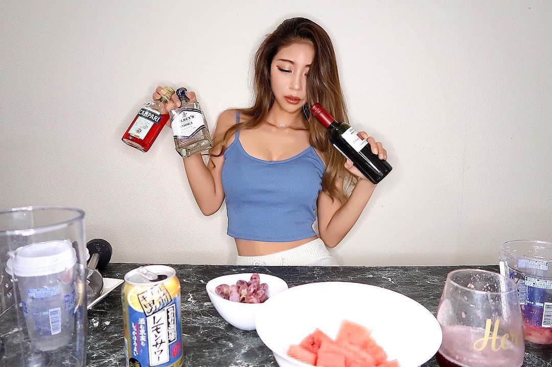 佐藤あずみのインスタグラム：「▶️𝒀𝒐𝒖𝑻𝒖𝒃𝒆▶️ . 【酔っぱらい】お家ひとり飲み会したら酔っ払った！ . 本日22時UPします❤️ . フルーツカクテル作りながら、なんやらかんやらお喋りしてる、寂しい女の動画です。ご覧ください❤️ . . . #YouTube #YouTube始めました #チャンネル登録 #チャンネル登録お願いします #お家飲み会 #お家ひとり飲み会 #おうち時間 #酔っ払い #フルーツカクテル #作ってみた #酔っ払いYouTuber」