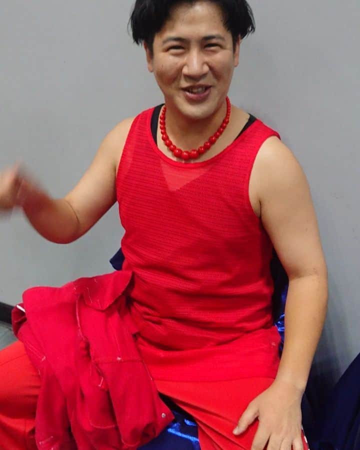 吉本坂46のインスタグラム：「スタンバイ前の例の青い椅子に乗ったきょんさん✨ イケメン騎士団に見えてくること間違えなしの きょん✖️CC5 コラボをもう一度お送りします😁 #本物のきょんだぜ #全世界の男  #前にストーリーに載せていた動画 #ラフレクランきょん #吉本坂46 #CC5 #イケメン騎士団」