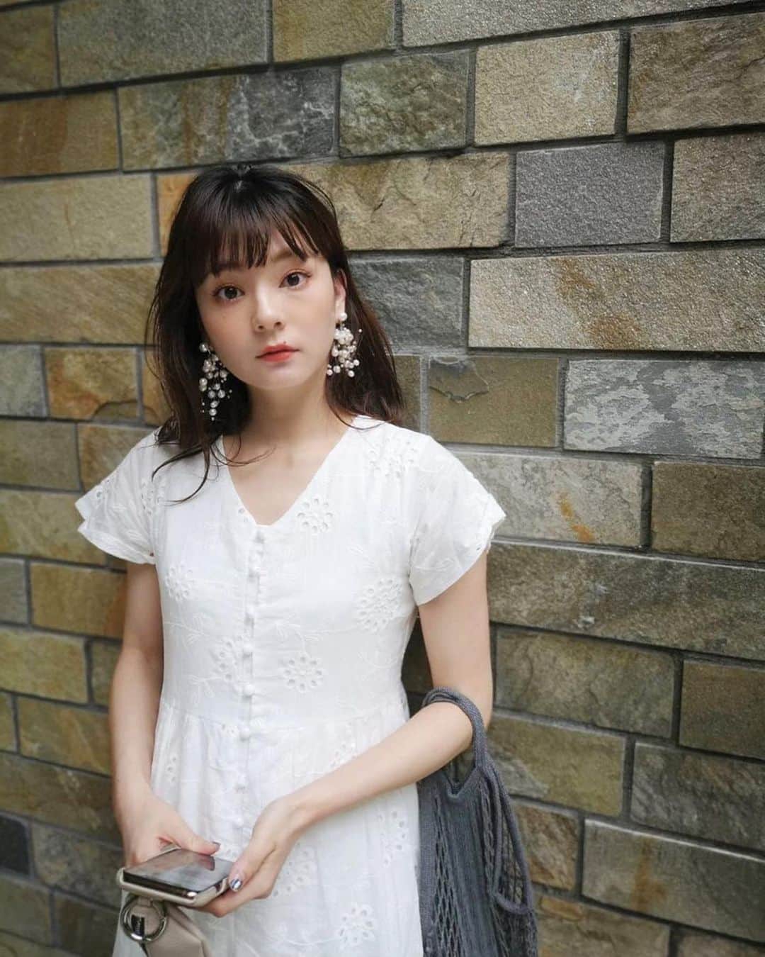 小濱庸子のインスタグラム：「ステイホームで部屋を快適にしたくなり、家の近くの100均へ🎶最近お家グッズを買うのにハマってる！！ねぇ100均てときめきの宝庫だよ😍❤️ キャンドゥにいったらこんなかわいいトートバッグがあった✨ 白のワンピース👗に合わせて、ちょっとそこまでだけどおしゃれをしましたよっ🤍❤️ ワンピース：　@fifth_store →60%OFFクーポンでてたよ！！ ※#163cm のわたしでこのくらいの着丈。 バッグ：キャンドゥ うちのお姉ちゃんはこのバッグにトイレットペーパーをいれて使ってるみたい！！インテリアのようにして🧐  #fifth  #fifthtl  #フィフス  #カジュアル  #フェミニン  #ワンピース  #ワンピースコーデ  #コーデ  #おうち時間  #コットンレースマキシワンピース  #ファッション  #ホワイトコーデ  #163cmコーデ」