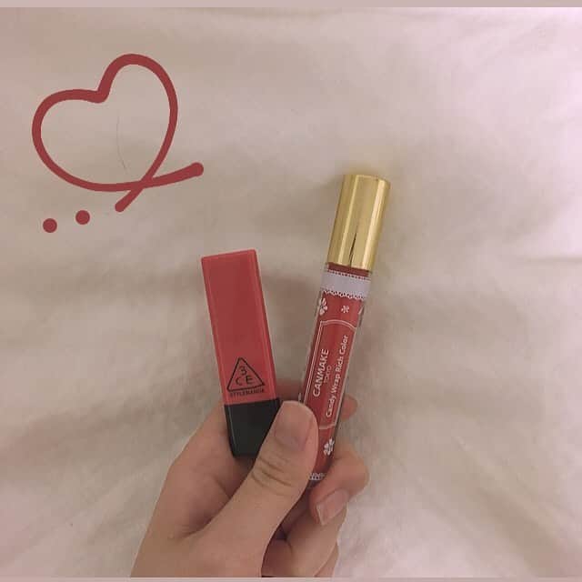 加藤咲希のインスタグラム：「最近よく使うリップちゃんです。💄 . . 左▷CANMAKE キャンディラップリッチカラー02 右▷3CE べべカラーリップバー #PLAY . . . . 3CEのを先に塗ってからCANMAKEのを中心に置いて伸ばして塗ってます〜 . . . . . . . . . #加藤咲希  #かとぅ  #かとっこ🐱🌸 #かとかめら☺︎ #リップ  #赤リップ  #3ce  #canmake」