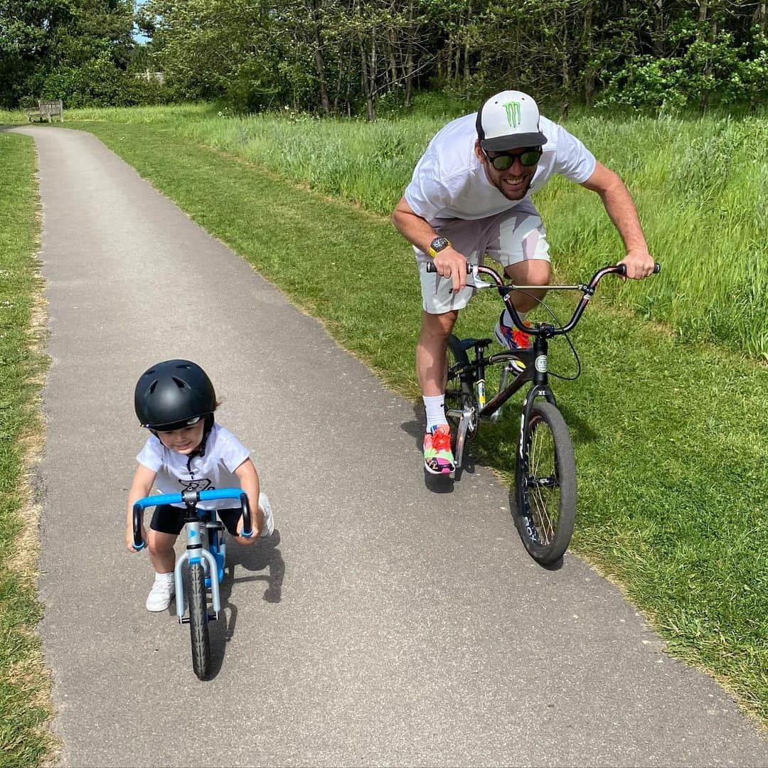 マーク・カヴェンディッシュさんのインスタグラム写真 - (マーク・カヴェンディッシュInstagram)「Ready. Steady. GO. 🚴🏻👨‍👦💙」5月23日 19時56分 - markcavendish