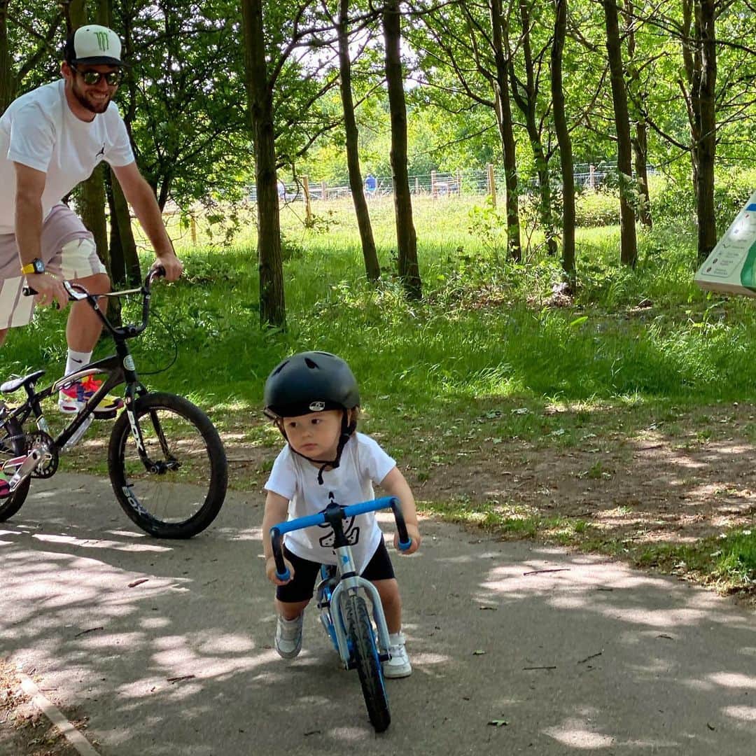 マーク・カヴェンディッシュのインスタグラム：「Ready. Steady. GO. 🚴🏻👨‍👦💙」