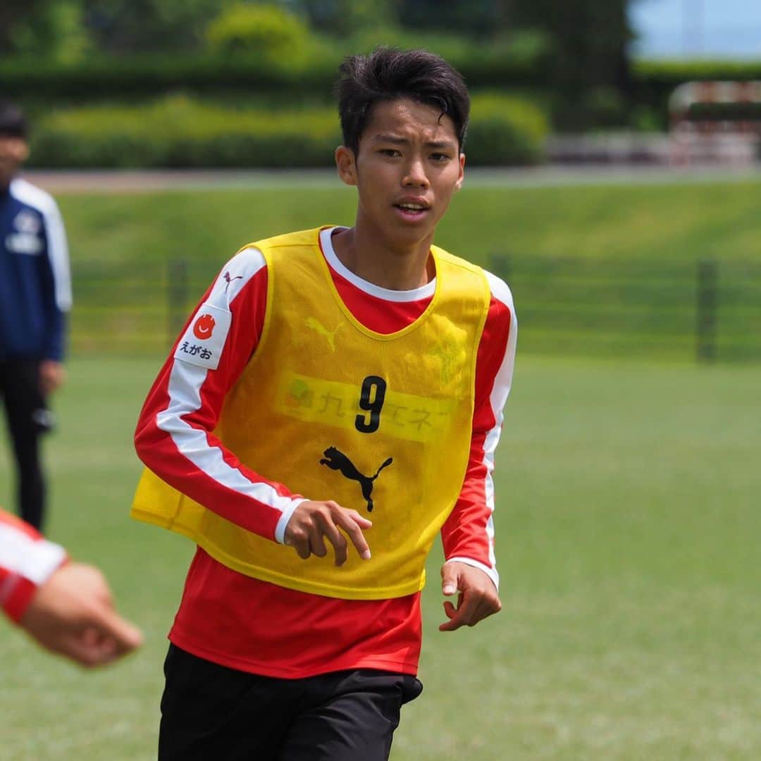 ROASSO KUMAMOTOさんのインスタグラム写真 - (ROASSO KUMAMOTOInstagram)「⚽️⚽️⚽️ ／ いつの日かのトレーニングの様子📸 ユースの選手も参加中👨‍🎓 ＼ 今シーズントップチームのトレーニングに  #ロアッソ熊本ユース 所属の選手も積極的に参加しております👍 未来のロアッソ戦士🐴 ロアッソ熊本ユースへの応援もよろしくお願いします🙇‍♂️✨✨✨ #ロアッソ熊本  #2020シーズン﻿ #繋続 ﻿ #TSUNAGI﻿ #つなぎ﻿ #2020の主役は誰だ﻿ #サッカー﻿ #ゴール﻿ #ロアッソ﻿ #熊本 ﻿ #おうち時間  #家にいよう  #jリーグにできること」5月23日 19時49分 - roassokumamoto_official