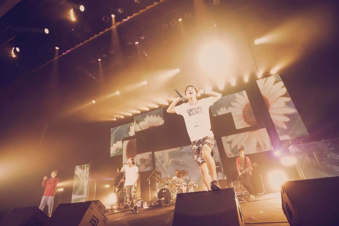 ORANGE RANGEのインスタグラム：「”最も余計なものを削ぎ落とした”ソリッドで骨太なサウンドプロダクツを集めた9thアルバム『spark』ツアーより、2013年12月19日に渋谷公会堂で行われたライブ映像が、YouTubeにてプレミア公開スタート。 『spark』収録全12曲の他、ツアー全会場でオープニングを飾った「The Theme of "spark"」、そしてシングル『オボロナアゲハ/もしも』のカップリング曲「となりのジョセフィーン」を含む全14曲のライブ映像をお楽しみください。  ORANGE RANGE LIVE TOUR 013 -spark- (期間限定公開, 5/23-5/30) ▶️ https://youtu.be/pNPD5Nzmo3U #ORANGERANGE #YouTube #spark  @orangerange_official @youtube」