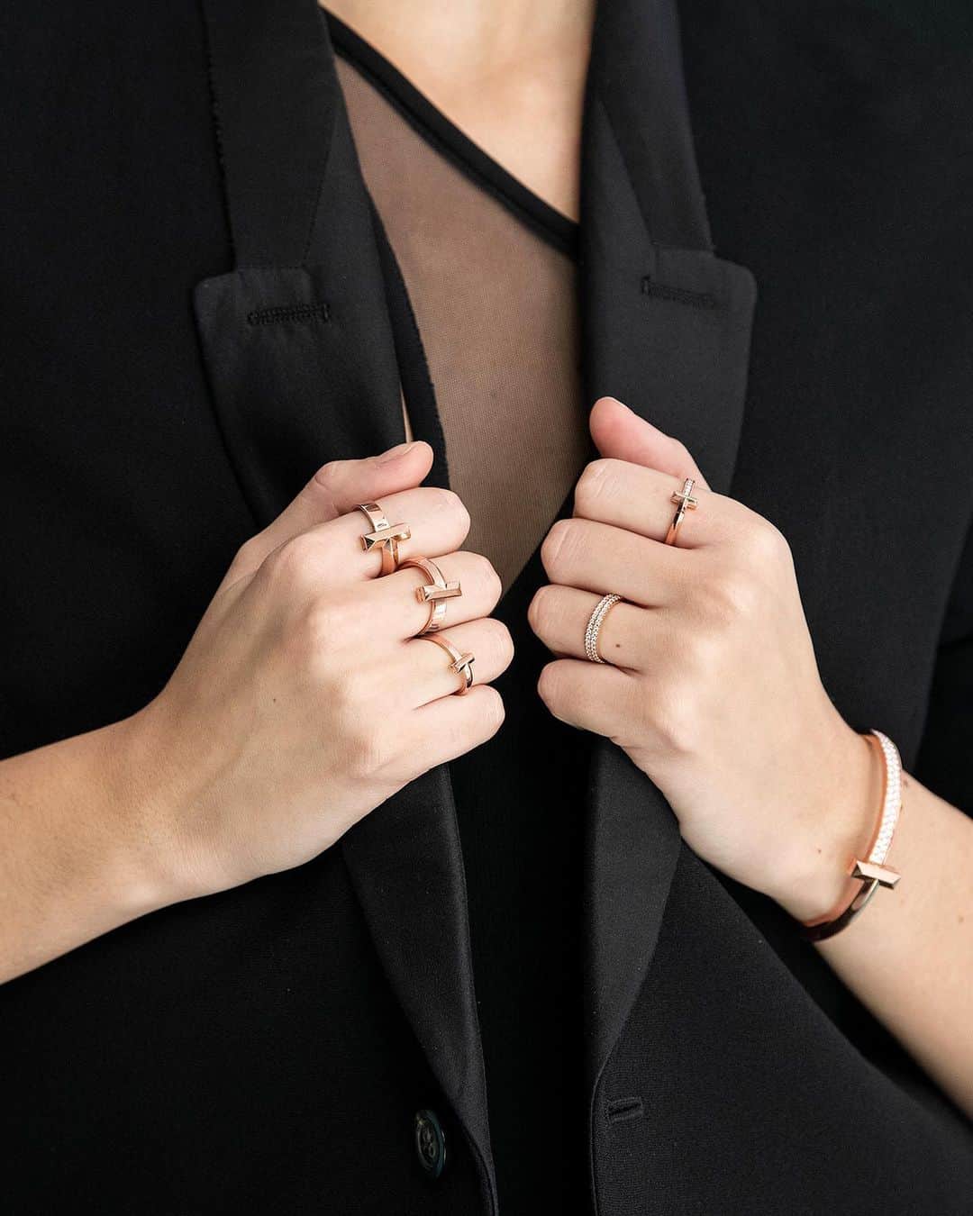 ティファニーさんのインスタグラム写真 - (ティファニーInstagram)「Suit up. The new Tiffany T1 collection means business and so do you. Tap to show your strong side and discover more via the link in bio. #TiffanyT1 #TiffanyT」5月23日 20時00分 - tiffanyandco