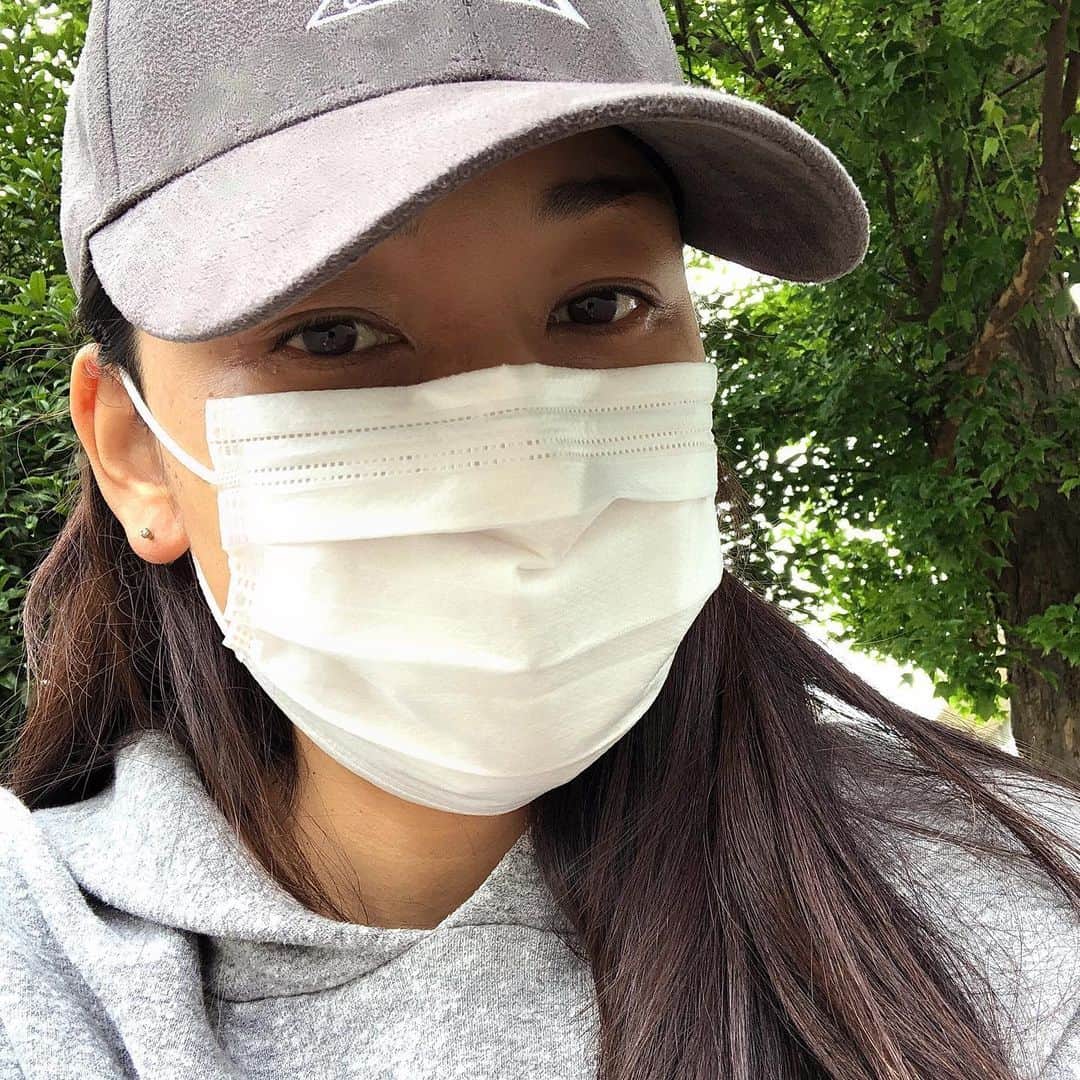 のインスタグラム：「自撮り…の一種。急な坂道でもダッシュする息子。蕾。  ステイホームが性に合ってる息子は、散歩に誘っても中々外に出ない割に、一旦外に出ると謎のダッシュを繰り返す。そして疲れて石になる…。ペース配分なんてものは彼の辞書にはない。  #6歳男の子 #諸岡なほ子」