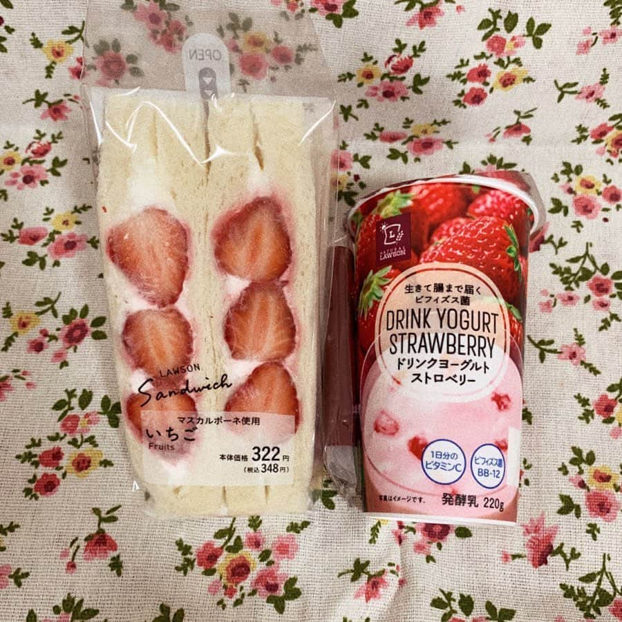 ひこ乃さんのインスタグラム写真 - (ひこ乃Instagram)「🍓홈카페놀이⠀ ⠀ 簡単たんおうちカフェの紹介🐮🥛 私はめんどくさがり屋なため、なかなか 可愛いスイーツを作る気が起こりません😷笑 でも可愛いおうちカフェがしたい！と思って、 ナチュラルローソンのこちらの2品🍓⠀ ⠀ ☑︎苺のサンドイッチ ☑︎ドリンクヨーグルトストロベリー こちらを開けてお皿に置くだけ、ドリンクを 注ぐだけの簡単おうちカフェとなります。☕︎笑⠀ ⠀ 苺を真ん中に切り目入れて刺すと 言うことだけはしました🍓👏笑⠀ ⠀  美味しいし是非やってみてね〜ˎˊ˗⠀ ⠀ ⠀ #ひこずキッチン#おうちカフェ#おうちおやつ#ナチュラルローソン#コンビニスイーツ」5月23日 20時02分 - hikono0909